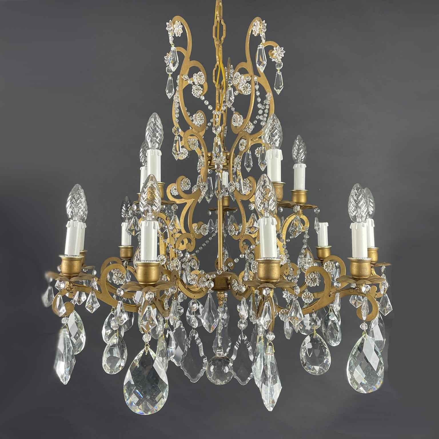 Italian Fifteen-Light Chandelier In Gilded Iron And Crystals 1950s For Sale 10