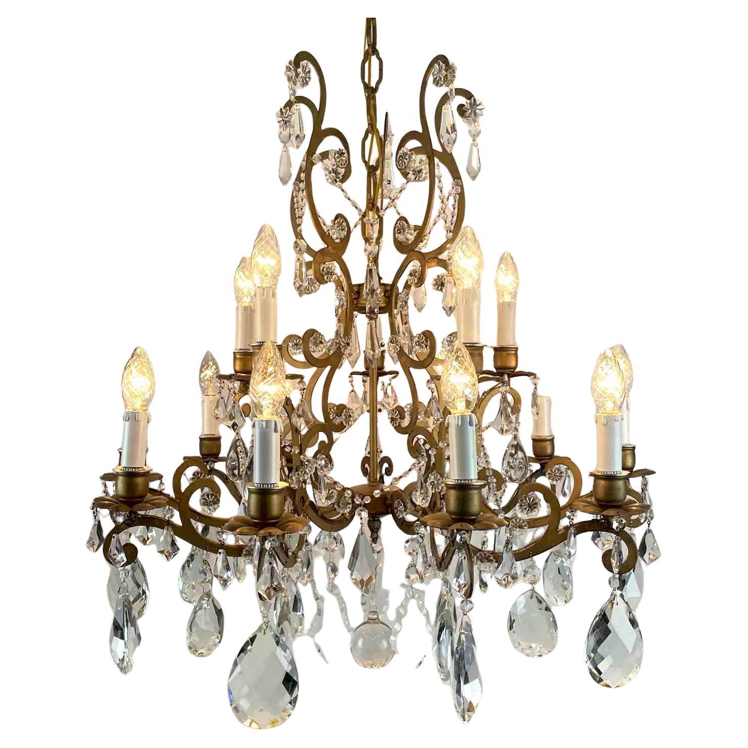Hollywood Regency Italian Fifteen-Light Chandelier In Gilded Iron And Crystals 1950s For Sale