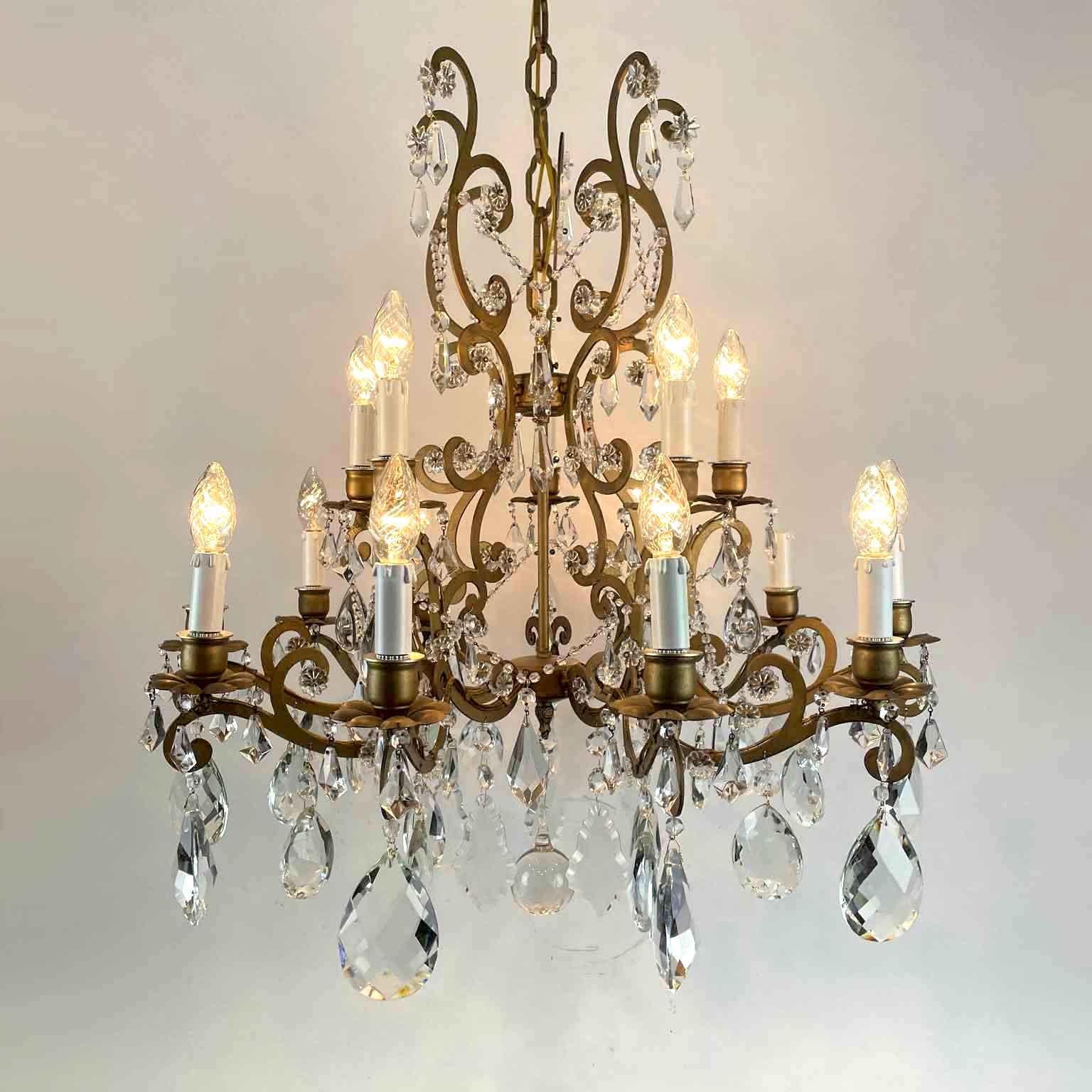 Italian Fifteen-Light Chandelier In Gilded Iron And Crystals 1950s In Good Condition For Sale In Milano, MI