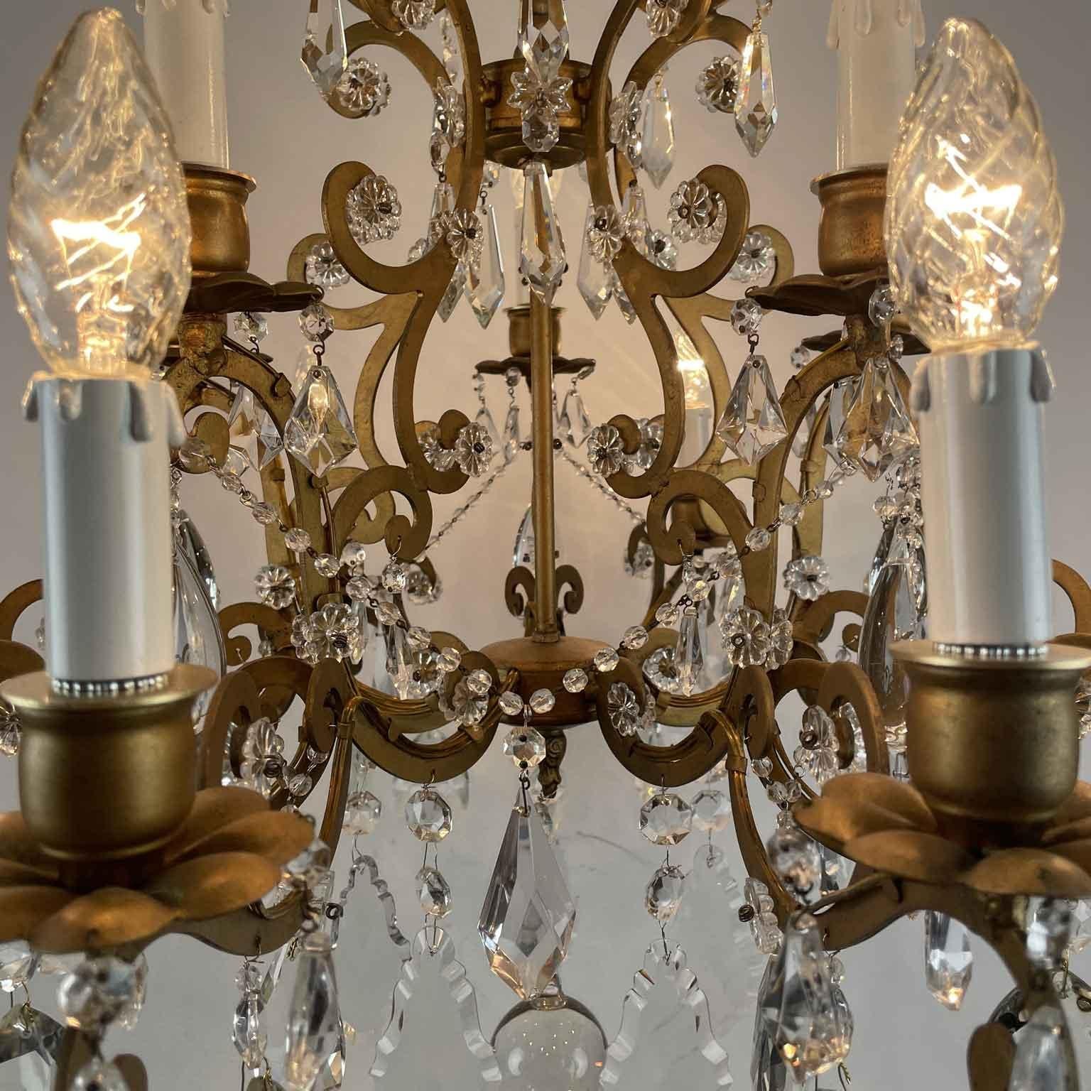 20th Century Italian Fifteen-Light Chandelier In Gilded Iron And Crystals 1950s For Sale