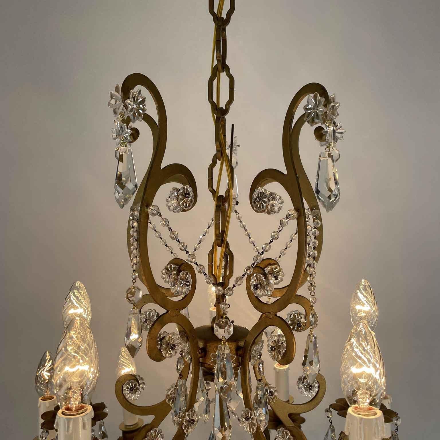 Italian Fifteen-Light Chandelier In Gilded Iron And Crystals 1950s For Sale 2