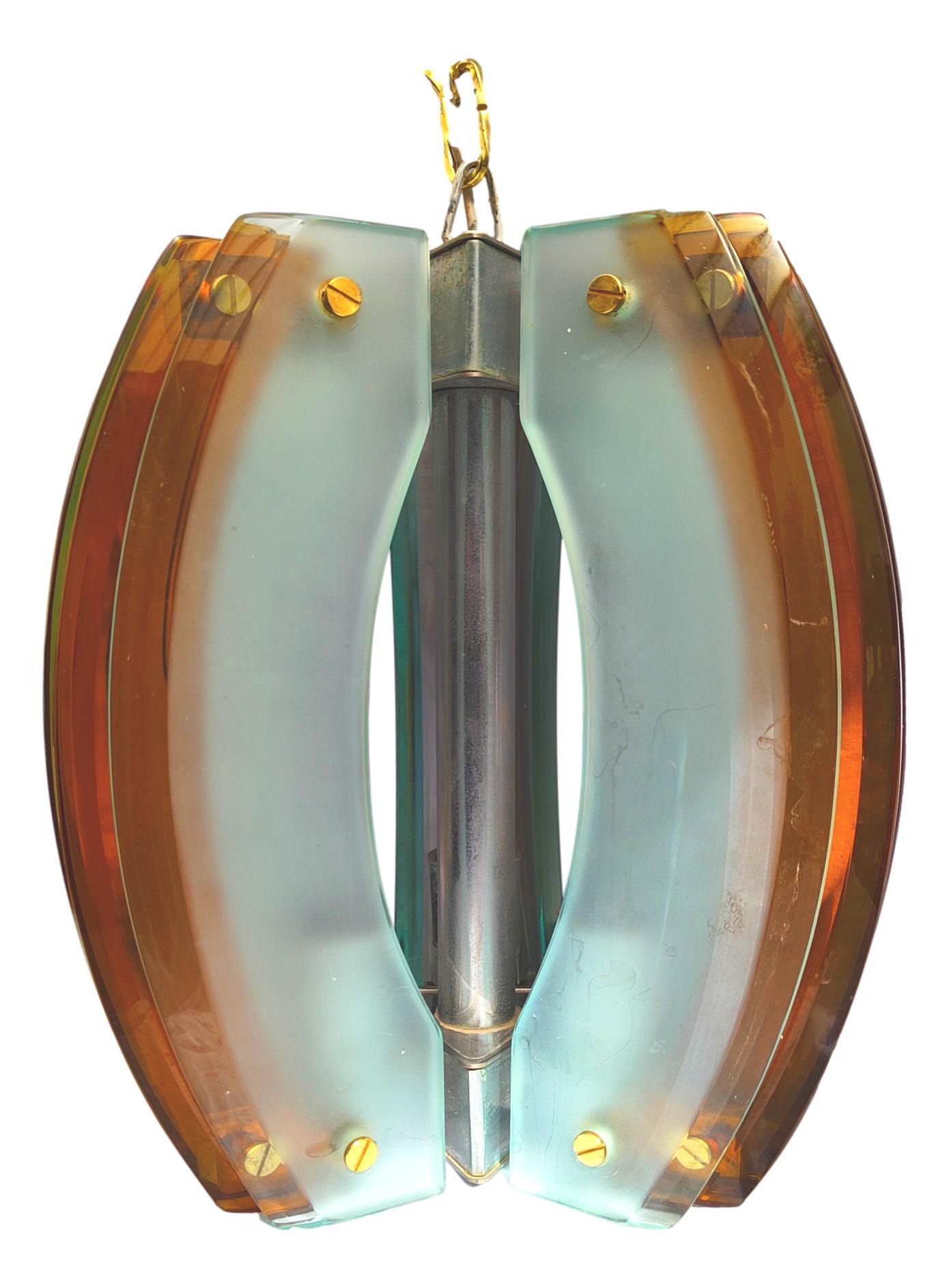 splendid Italian chandelier from the 1970s, made in the style of Fontana Arte and Max Ingrand, in thick murano glass, amber in color and transparent satin, equipped with three lamp holders positioned in the three parts of which it is composed.
Brass