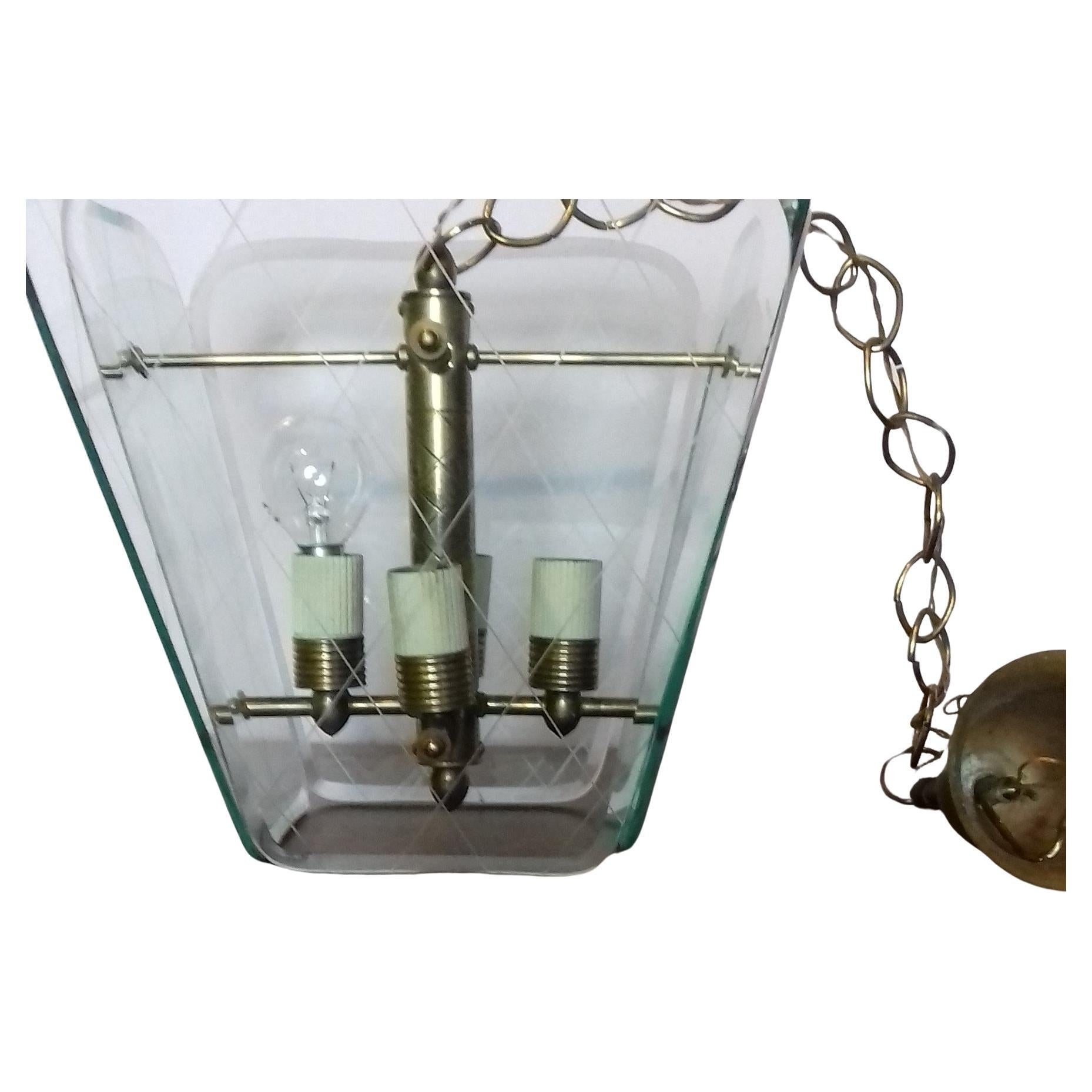 Elegant 1950s Italian chandelier attributed to Pietro Chiesa, designed for Fontana Arte.
Four transparent etched glasses with brass frame.
The chandelier has four E14 light sources.
Good conditions. The electrical system is functional.
dimensions: H