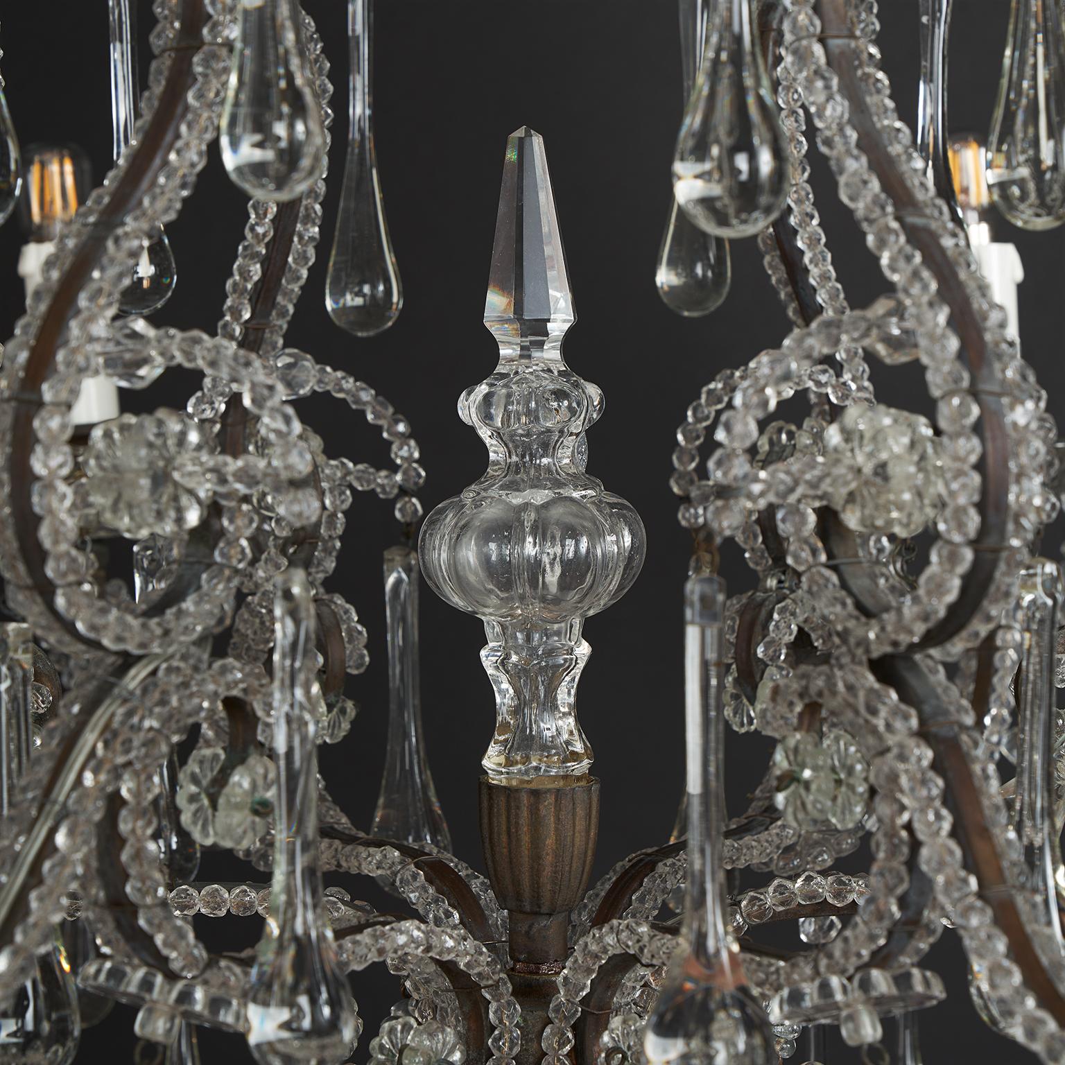 Italian Lustre italien à huit lumières en cristal perlé Début du 20e siècle en vente