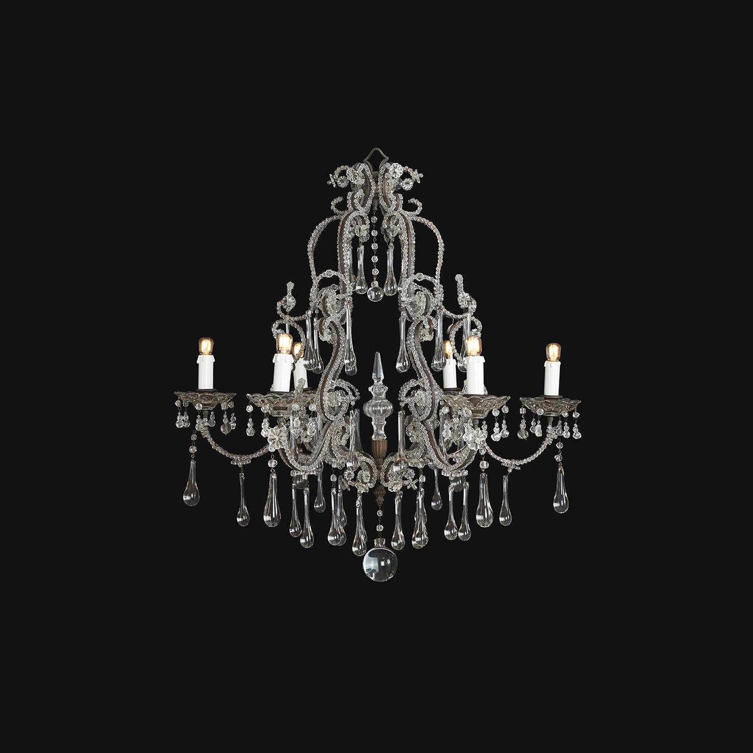 Lustre du début des années 1900 recouvert de perles de cristal, lustre antique à huit lumières dont la structure en cage de laiton bruni de section carrée est entièrement recouverte d'une double rangée de perles de cristal et décorée d'une multitude