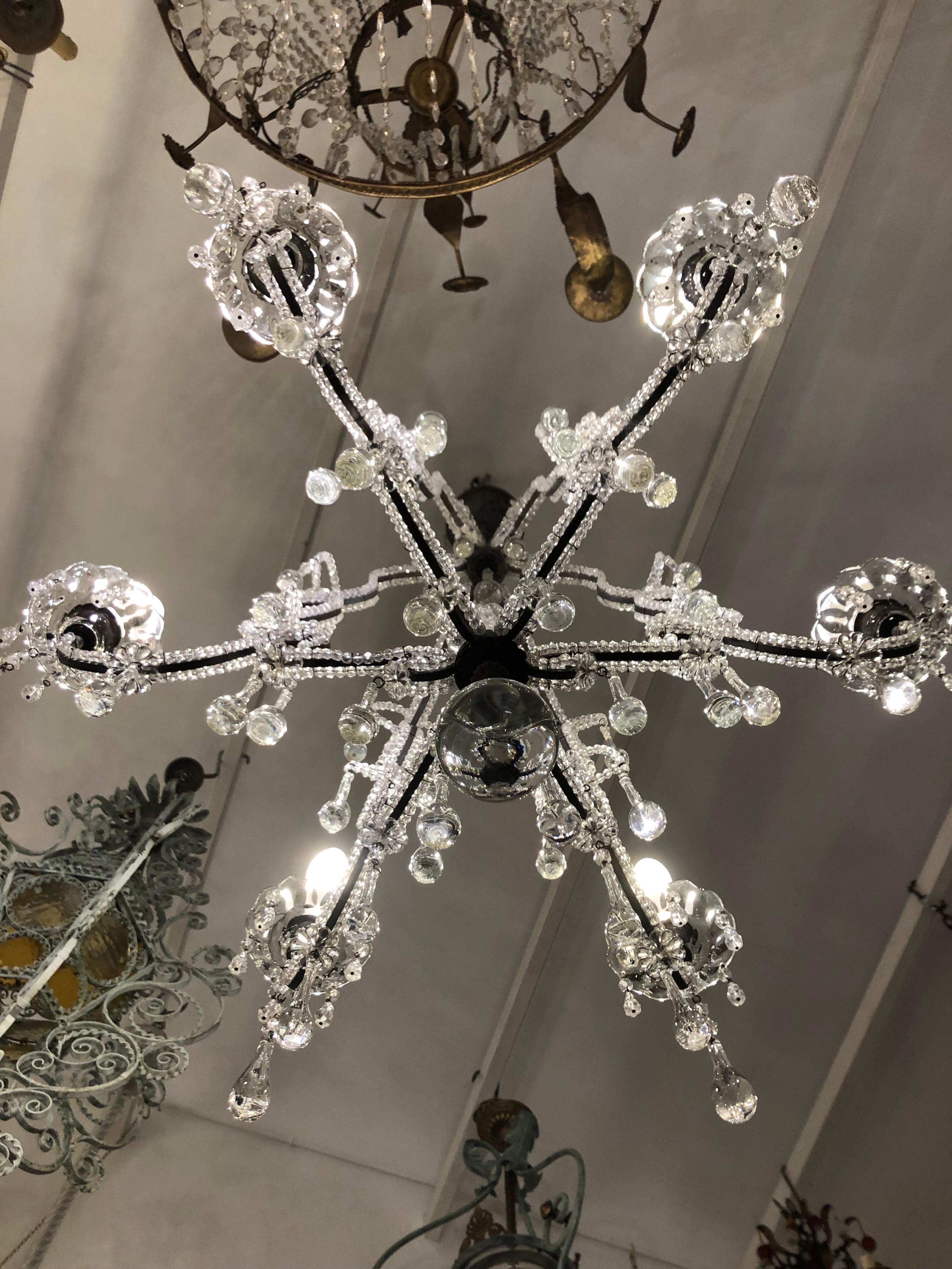 Lustre italien à huit lumières en cristal perlé Début du 20e siècle en vente 1