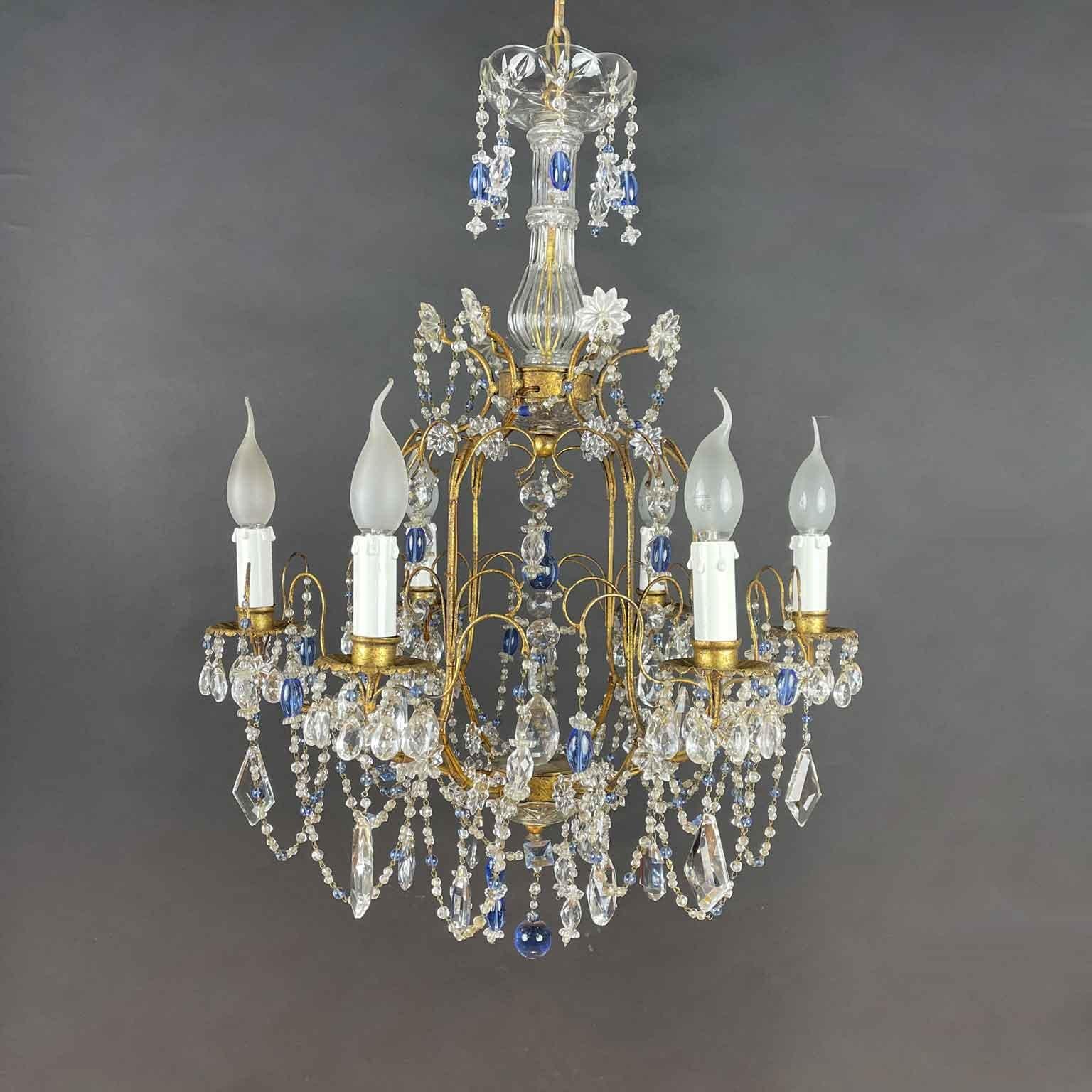 Lampadario Italiano Dorato Con Cristalli Azzurri e Trasparenti a Sei Luci 1950 in vendita 4