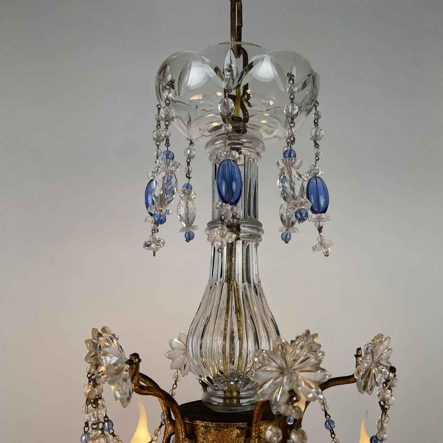 Lampadario Italiano Dorato Con Cristalli Azzurri e Trasparenti a Sei Luci 1950 in vendita 5
