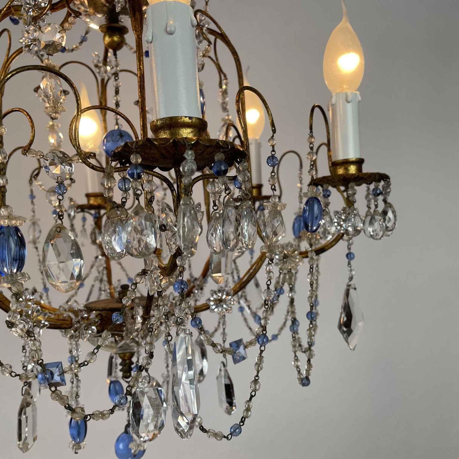 Lampadario Italiano Dorato Con Cristalli Azzurri e Trasparenti a Sei Luci 1950 in vendita 6