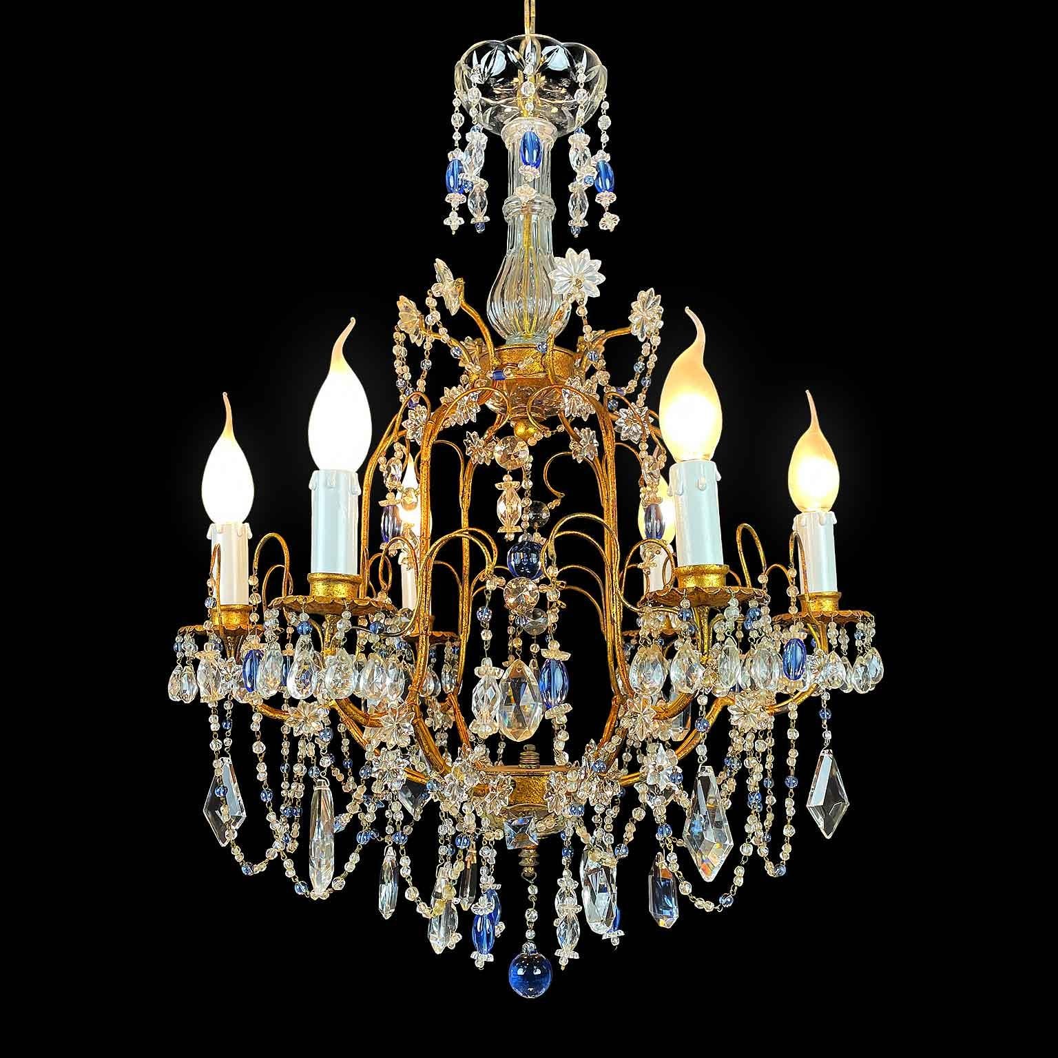 Romantico Lampadario Italiano Dorato Con Cristalli Azzurri e Trasparenti a Sei Luci 1950 in vendita