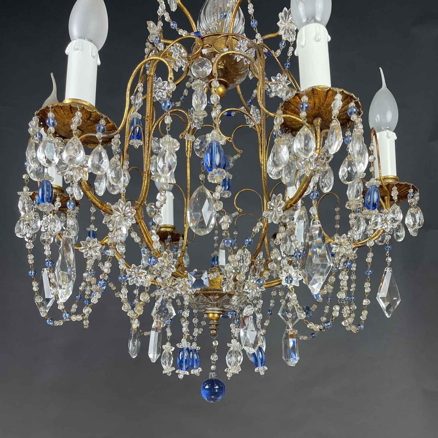Lampadario Italiano Dorato Con Cristalli Azzurri e Trasparenti a Sei Luci 1950 In condizioni buone in vendita a Milano, MI