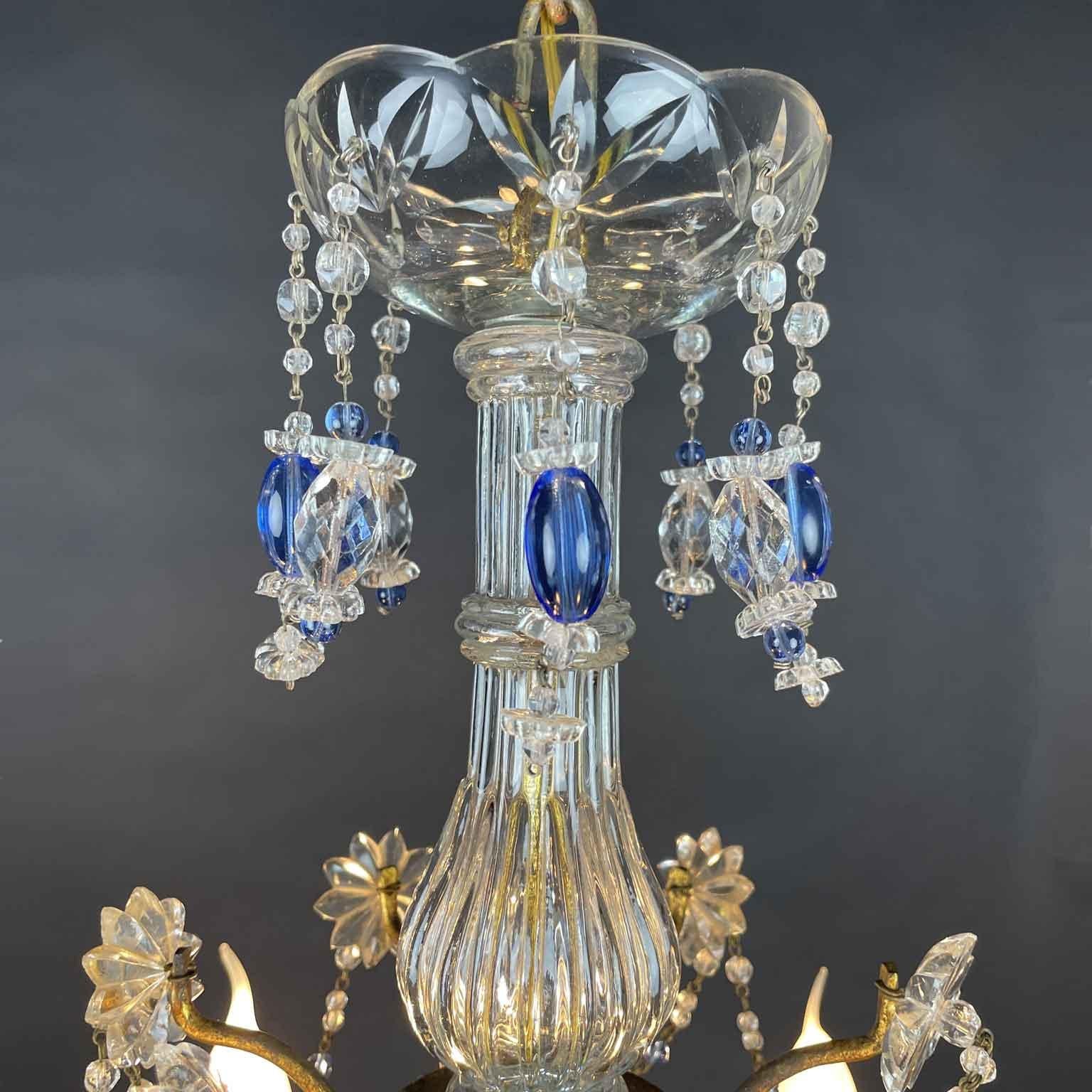 20th Century Lampadario Italiano Dorato Con Cristalli Azzurri e Trasparenti a Sei Luci 1950 in vendita