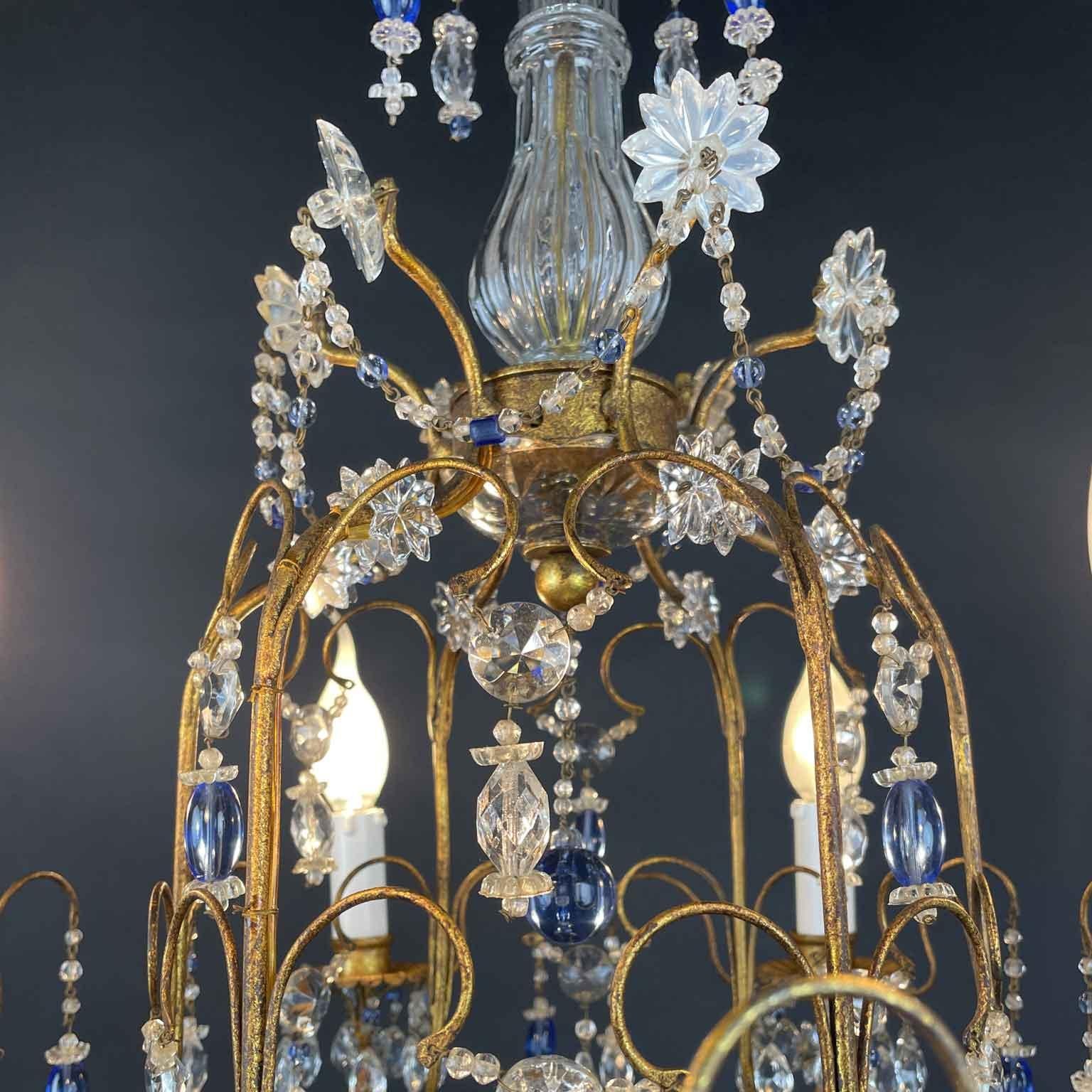 Cristallo Lampadario Italiano Dorato Con Cristalli Azzurri e Trasparenti a Sei Luci 1950 in vendita