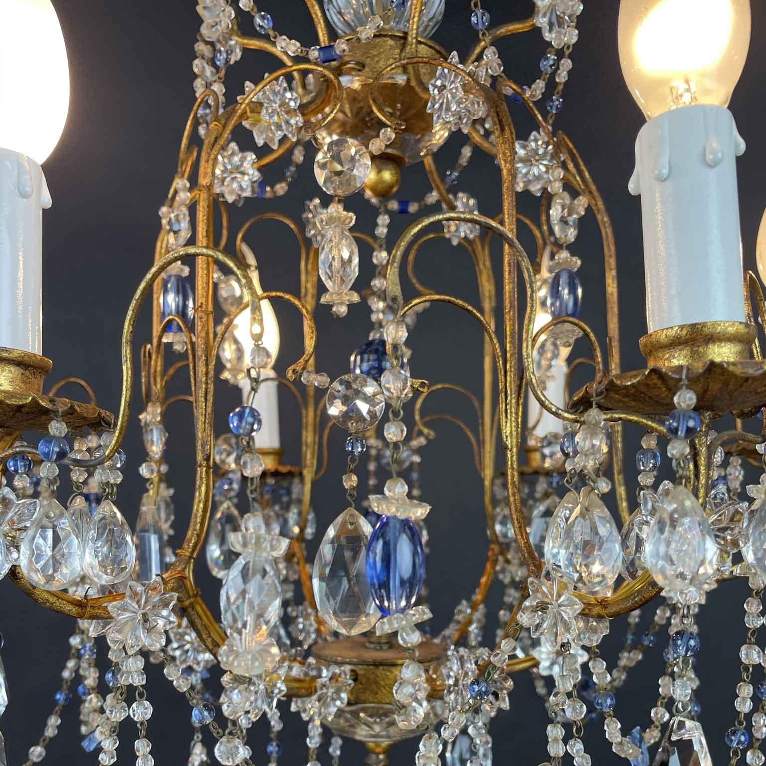 Lampadario Italiano Dorato Con Cristalli Azzurri e Trasparenti a Sei Luci 1950 in vendita 2