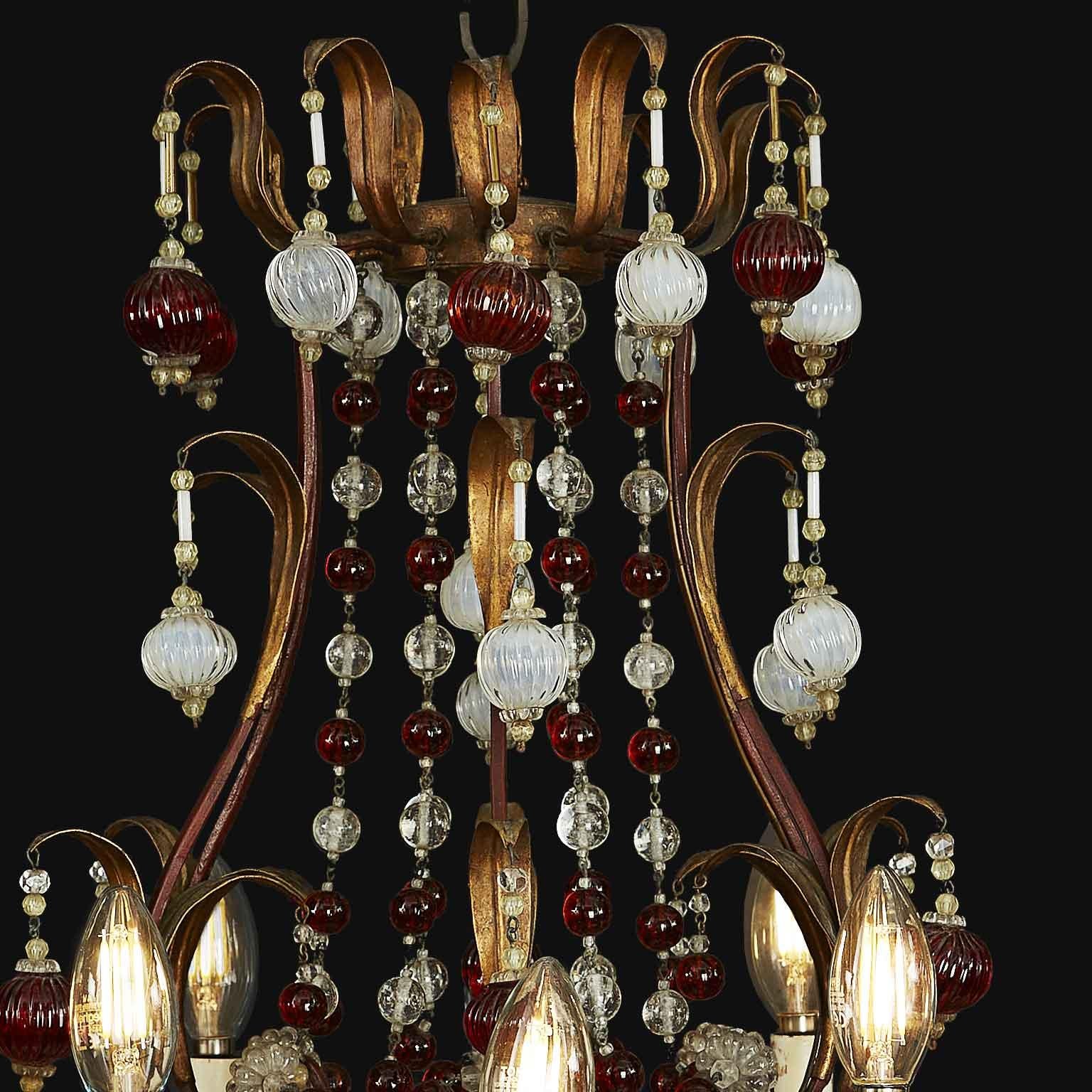 Italienischer Kronleuchter aus vergoldetem Eisen und rotem und weißem Glas, um 1960, zwölf Lichter (Geblasenes Glas) im Angebot