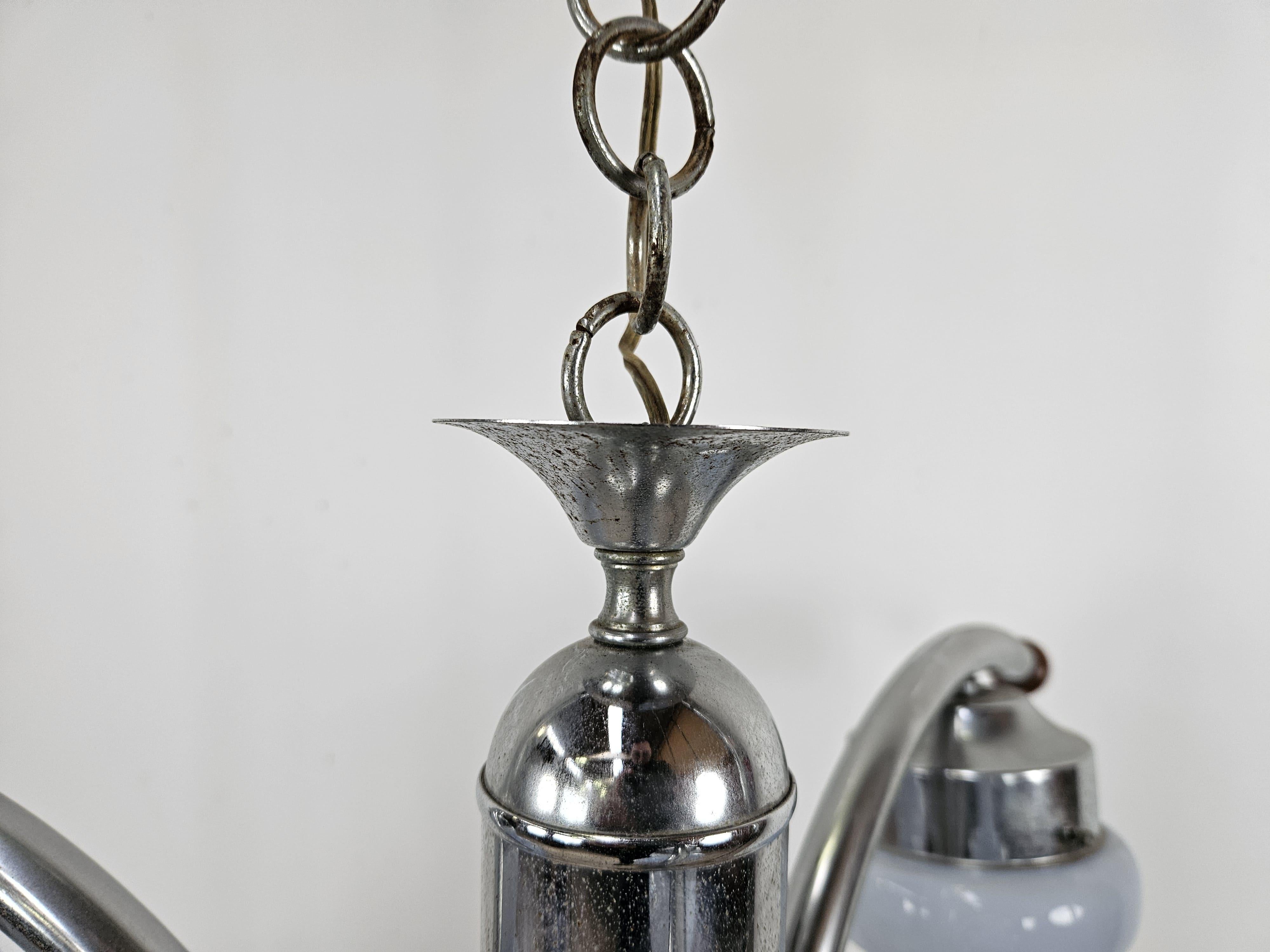 Lustre italien du milieu du siècle en métal avec trois points lumineux en verre dégradé en vente 4