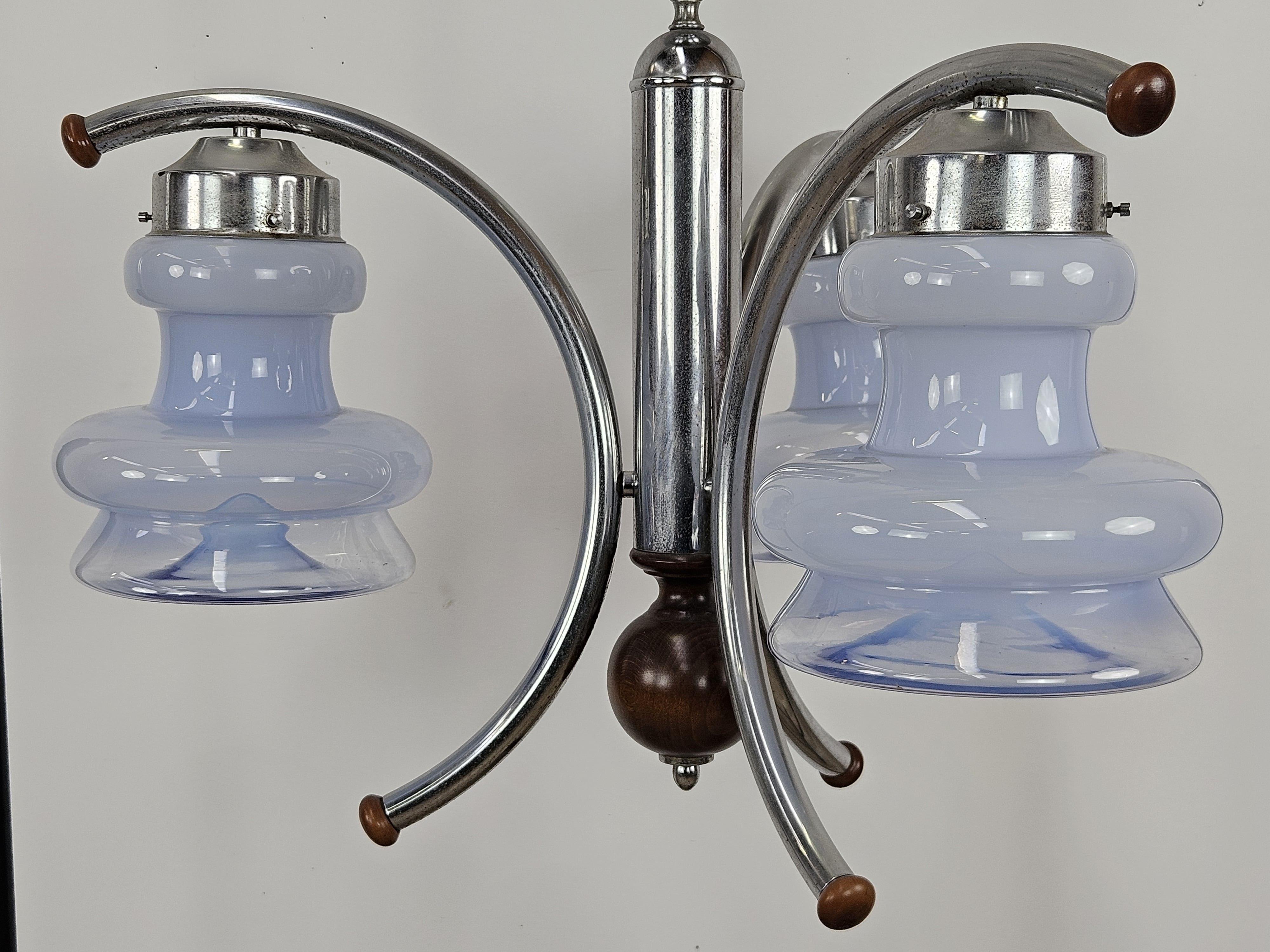 Lustre de chambre ou de salon de fabrication italienne du début des années 1970, avec un cadre en bois et en métal et des lampes de plafond en verre ombré bleu/bleu clair.

Très scénique et avec un design vintage, parfait pour enrichir les espaces