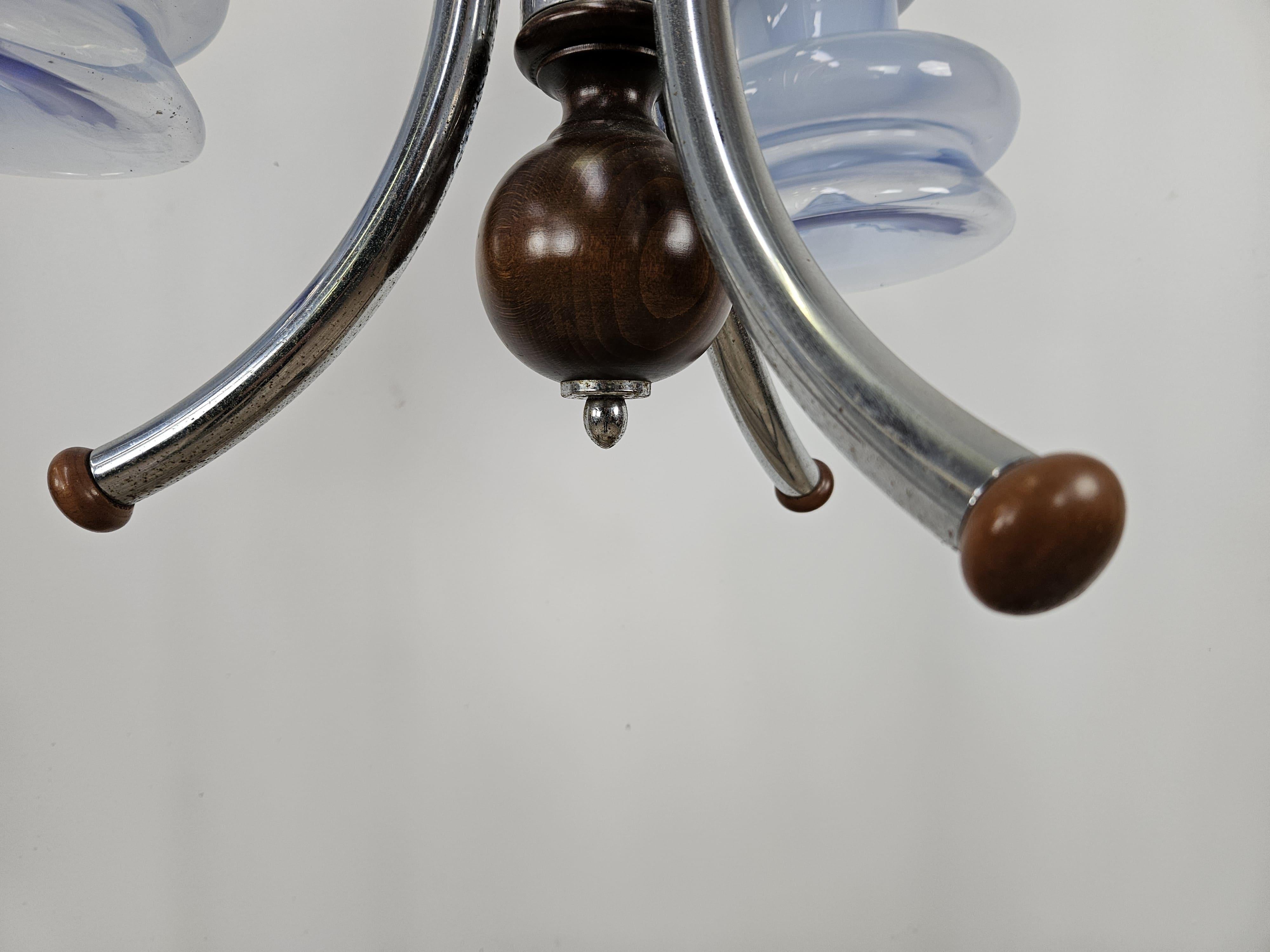 Lustre italien du milieu du siècle en métal avec trois points lumineux en verre dégradé en vente 1