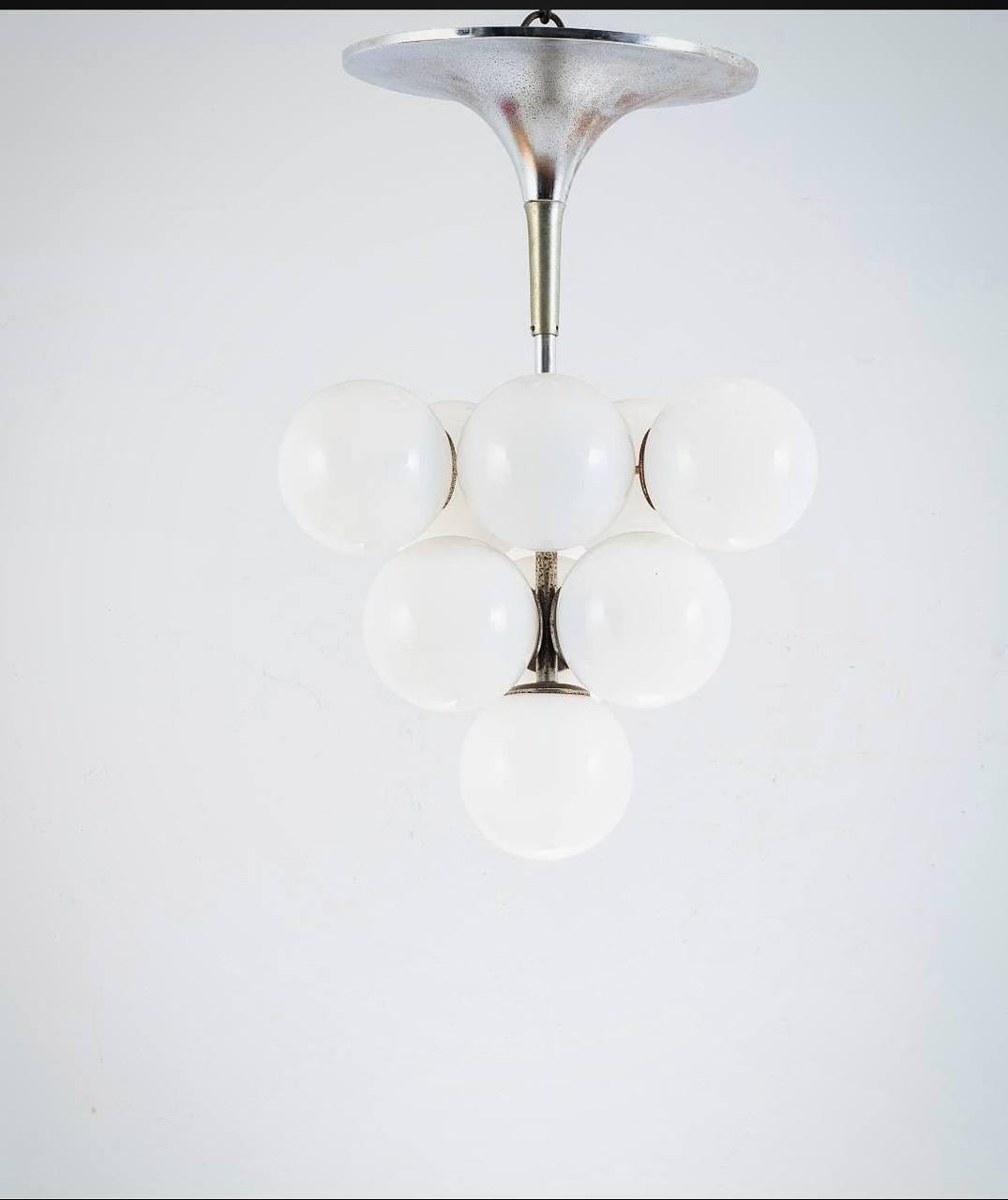 Bellissima lampada da soffitto dal design Space Age, con struttura in metallo cromato e 10 diffusori a globo in vetro di Murano lattimo, disposti a 