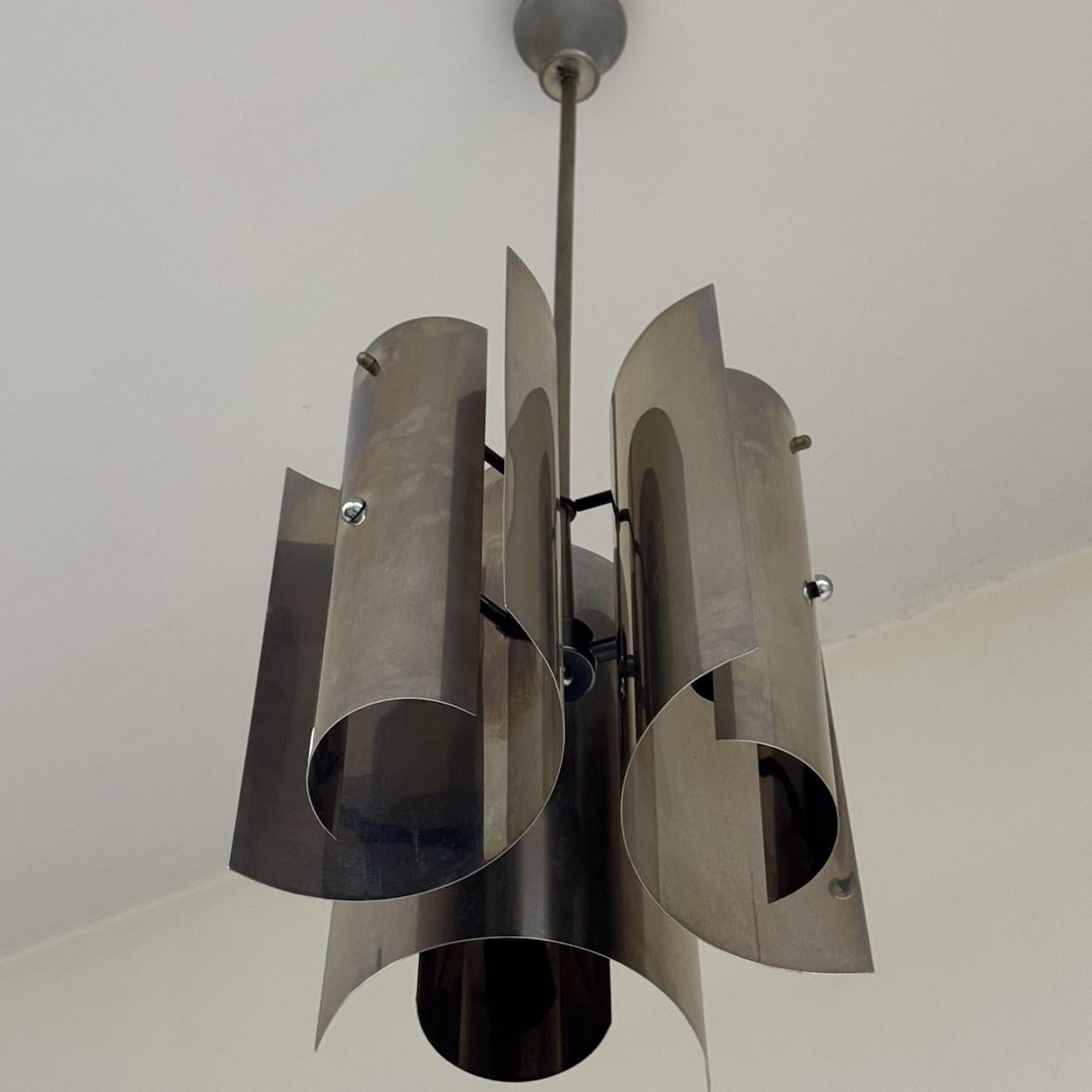 Lampadario Max Sauze Stile Cromo Acciaio 1970.


Lampadario in acciaio cromato curvo realizzato nello stile di Max Sauze.

Sei punti luce presenti in struttura.



L'articolo è in buone condizioni conservative, non vi è alcun difetto estetico o