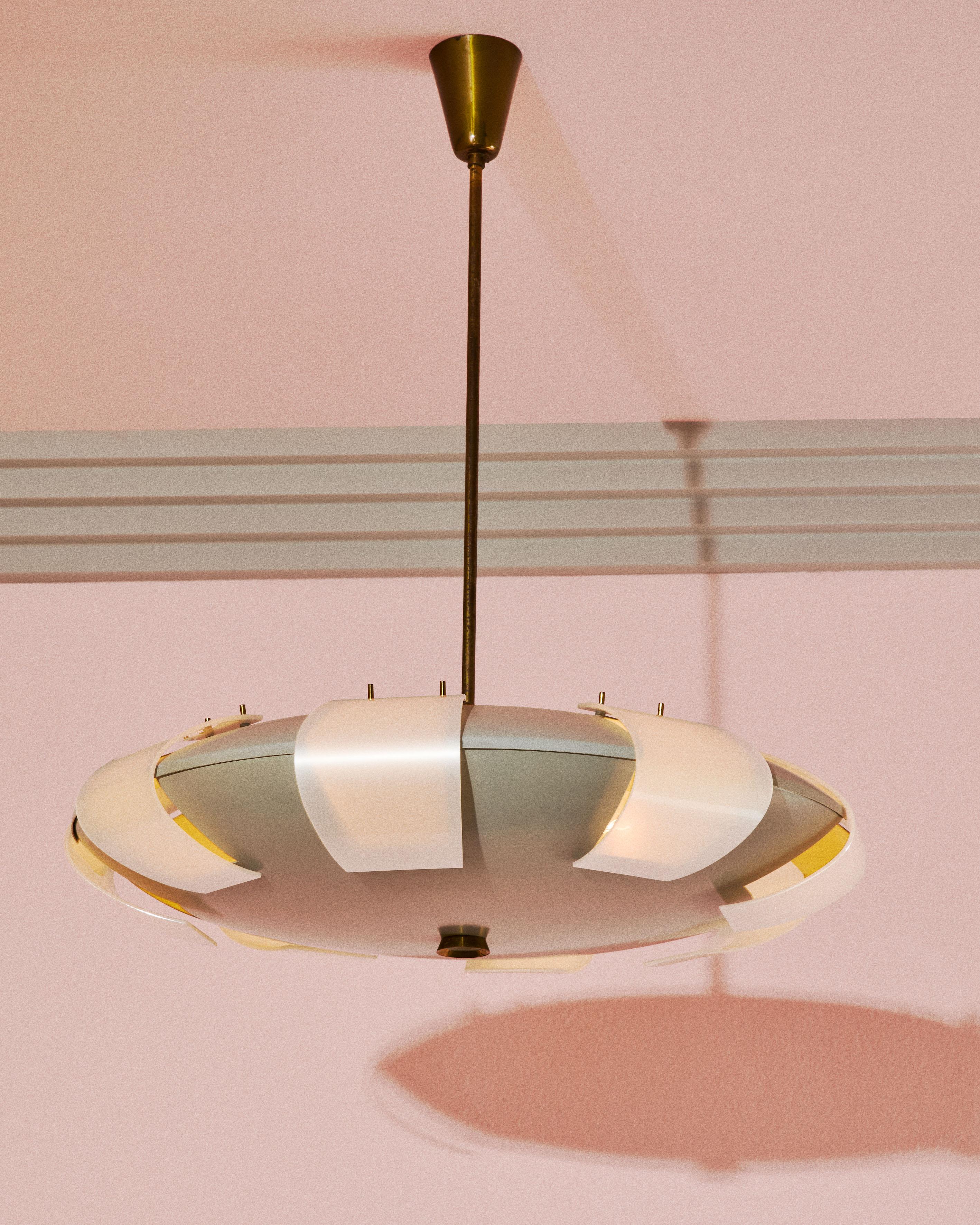 Lampada a sospensione mod. 12596 con corpo in alluminio verniciato, fusto in ottone lucido e inserti in perspex iridescente, disegnata da Angelo Lelii per Arredoluce nel 1957. 
