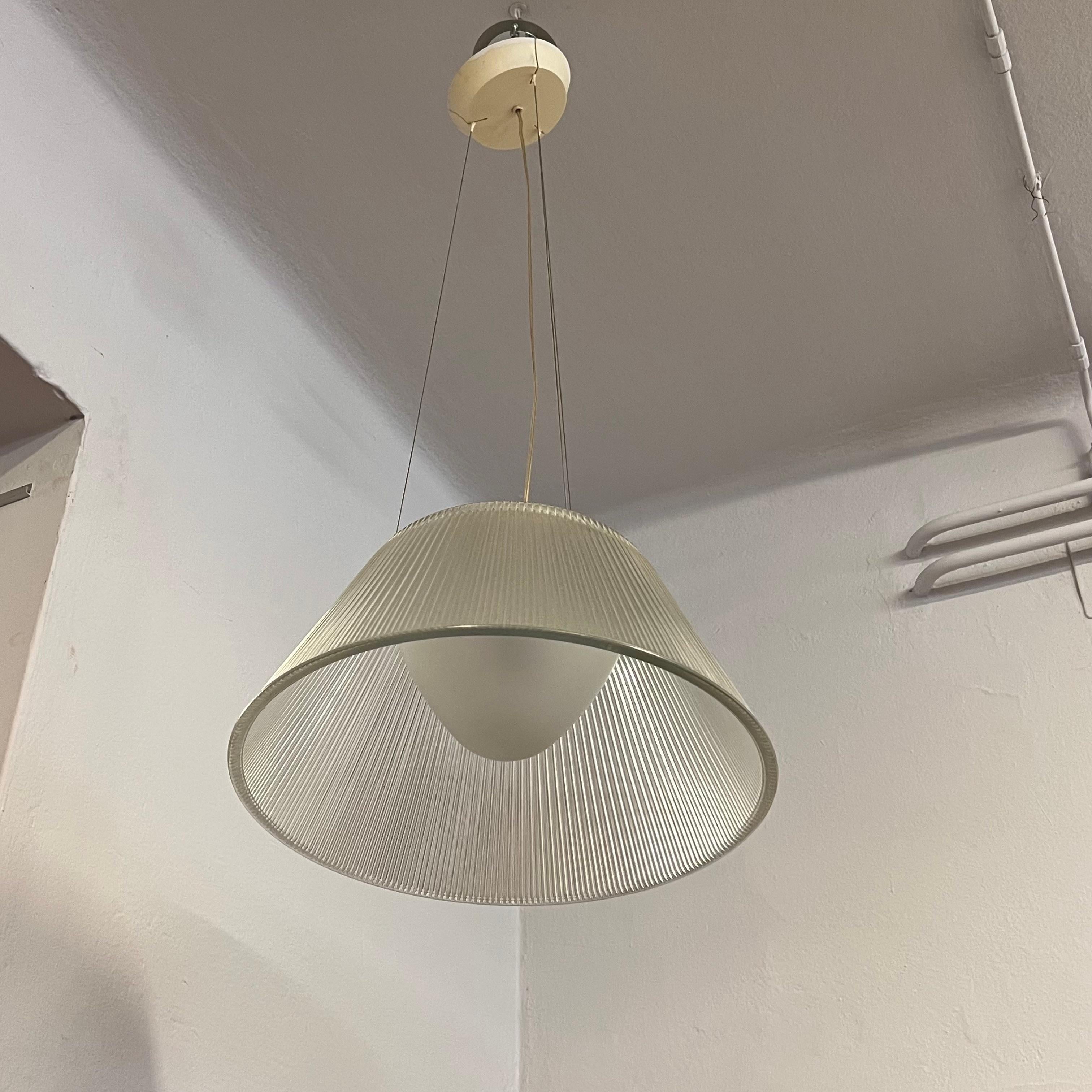 Lampada a sospensione disegnata da Philippe Starck per Flos, nel 1996.
Diffusore interno in vetro pressato con finitura acidata. Diffusore esterno in vetro trasparente pressato. Il supporto diffusore è in policarbonato trasparente stampato. Schermo