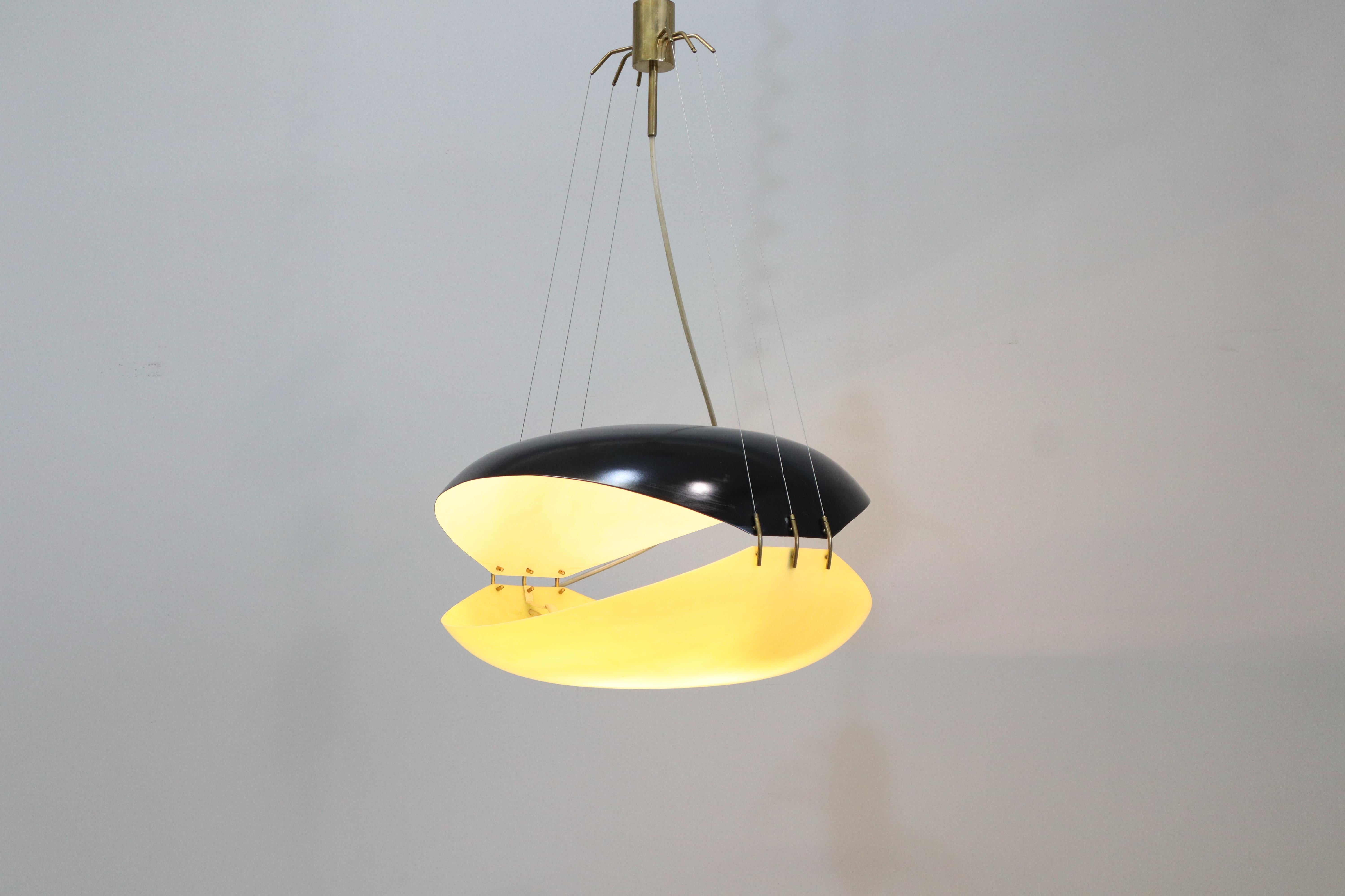Lampe suspendue mod. 12600, Balena. Laiton, plexiglas coloré et bombé. 
Production Arredoluce 1957 ca.
Excellent état général. Laiton patiné. 
Bibliographie ;
Domus n° 332, juillet 1957, p. 45 ; H. Höger, Ettore Sottsass jr. - Designer, Artist,