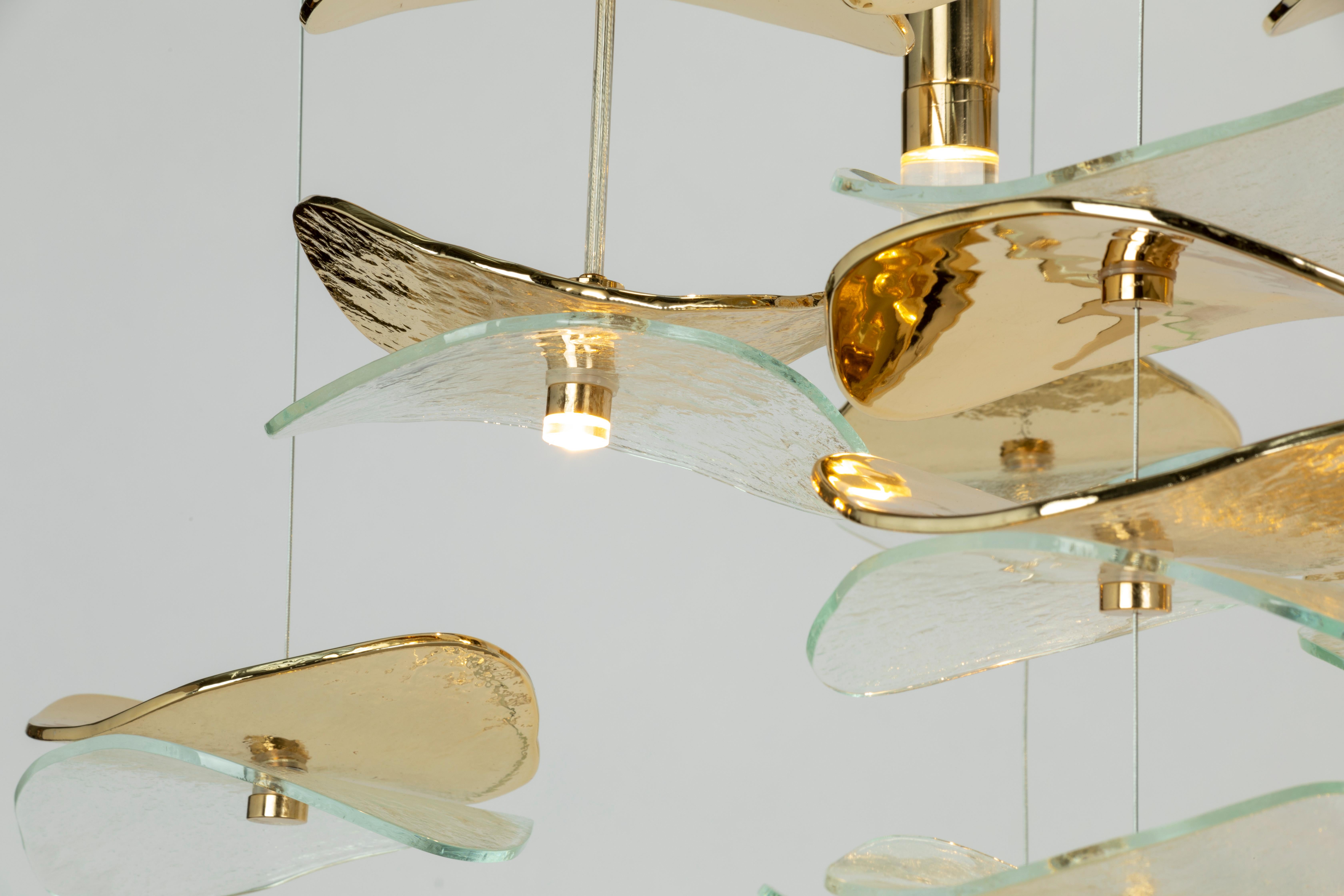 Periodo contemporaneo Lampadario moderno pendenti petali vetro in trasparente e oro lucido in vendita