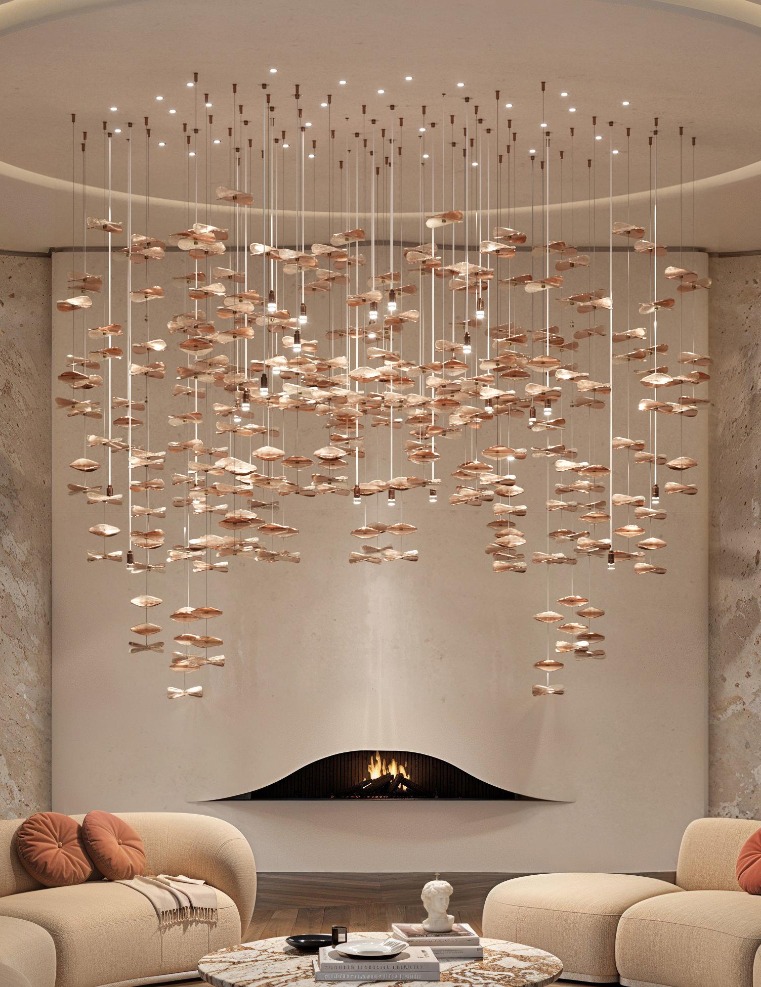 Composition personnalisable de pétales sur fil et simple ; les pétales sont en verre transparent avec une finition brillante en or rose. Quincaillerie métallique assortie ; pas de boîte de plafond mais des fixations individuelles en or rose et