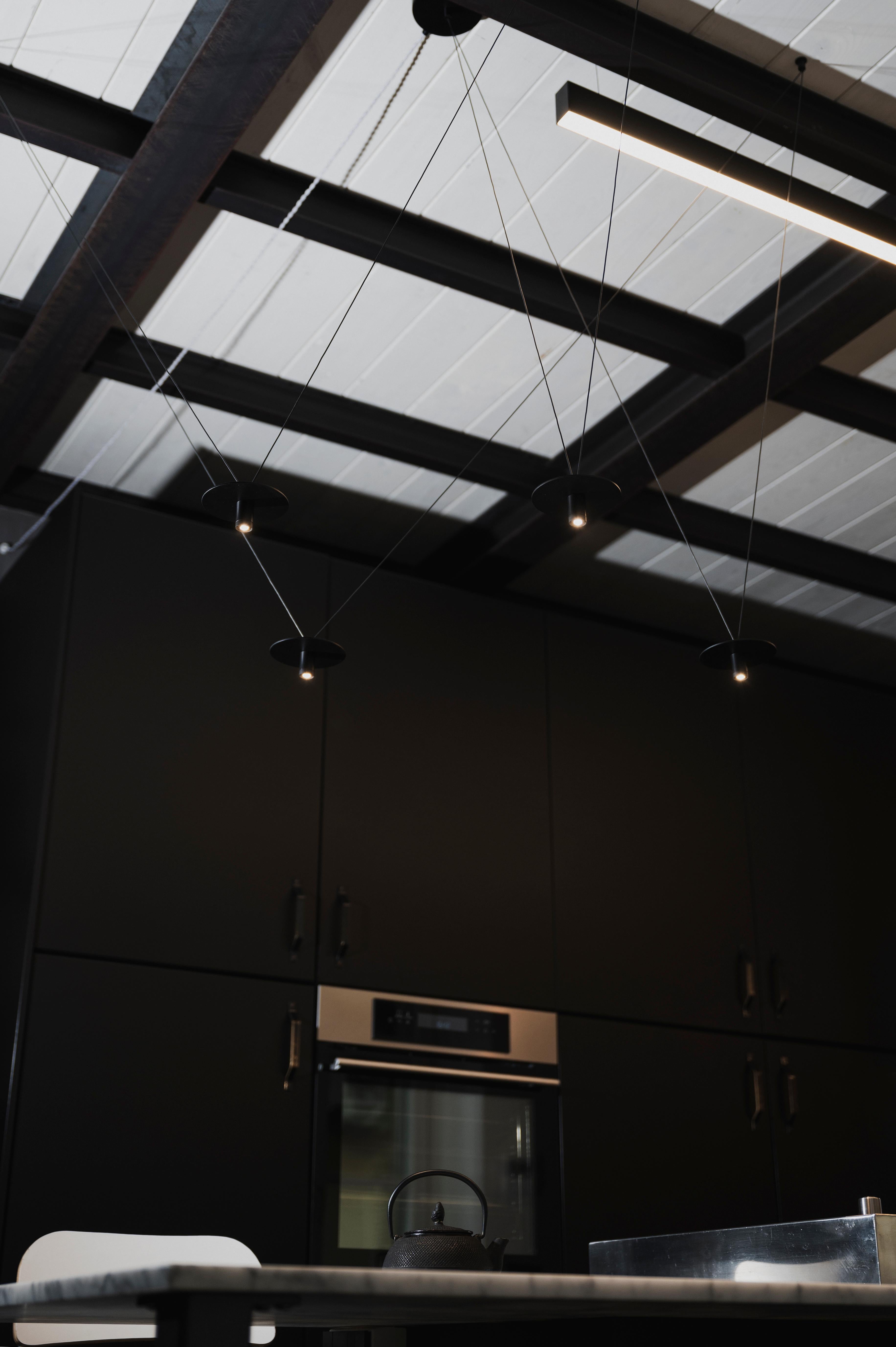 Minimalismo Lampadario nero minimal 4 luci personalizzabili con luce puntuale in vendita