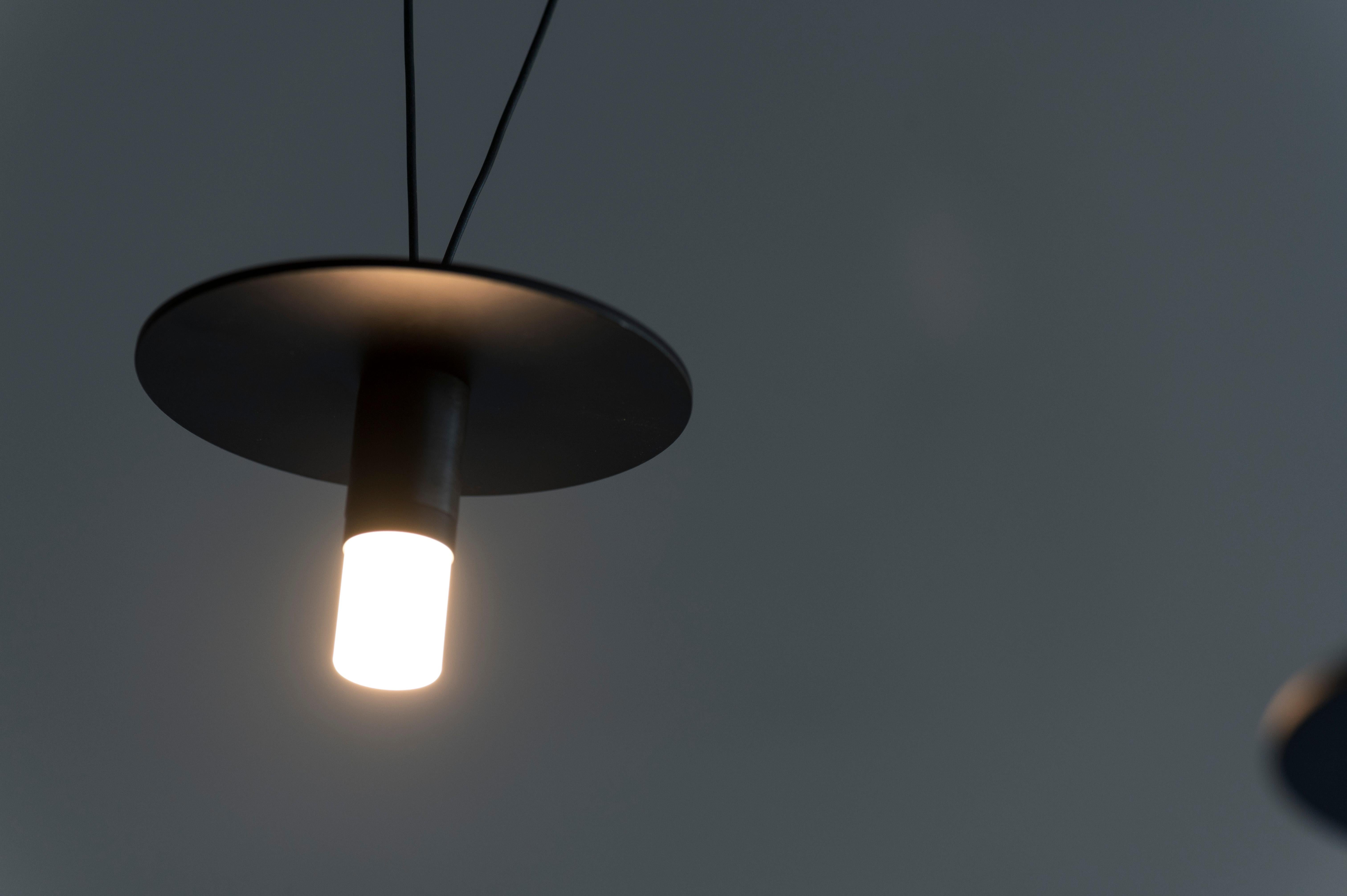Il lampadario D.02 è un elemento di illuminazione moderno, elegante e versatile, ideale per chi cerca funzionalità e stile in un unico prodotto. Dotato di sei luci LED regolabili, consente una completa personalizzazione della posizione delle