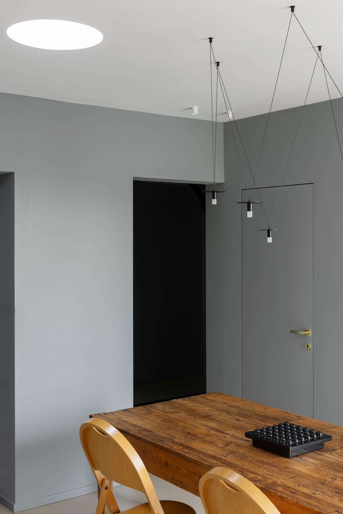 Tornito Lampadario nero minimal a 6 luci personalizzabili con diffusori per luce morbida in vendita