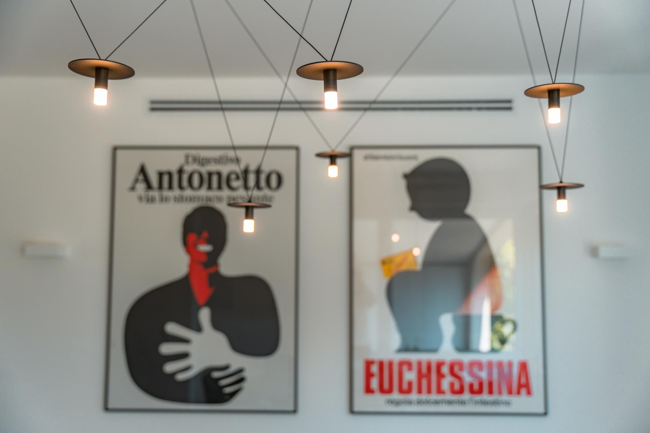 Periodo contemporaneo Lampadario nero minimal a 6 luci personalizzabili con diffusori per luce morbida in vendita