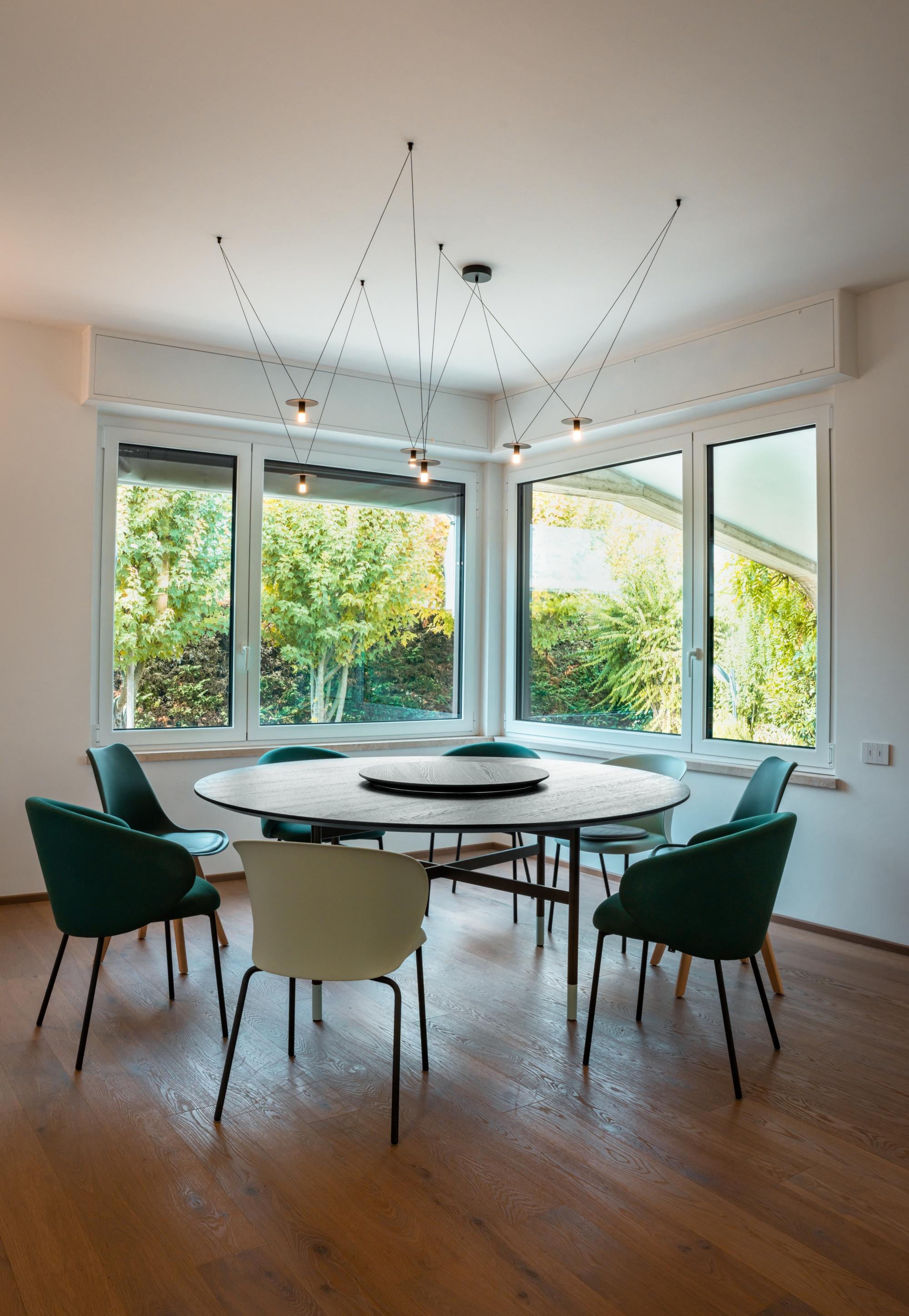 Alluminio Lampadario nero minimal a 6 luci personalizzabili con diffusori per luce morbida in vendita