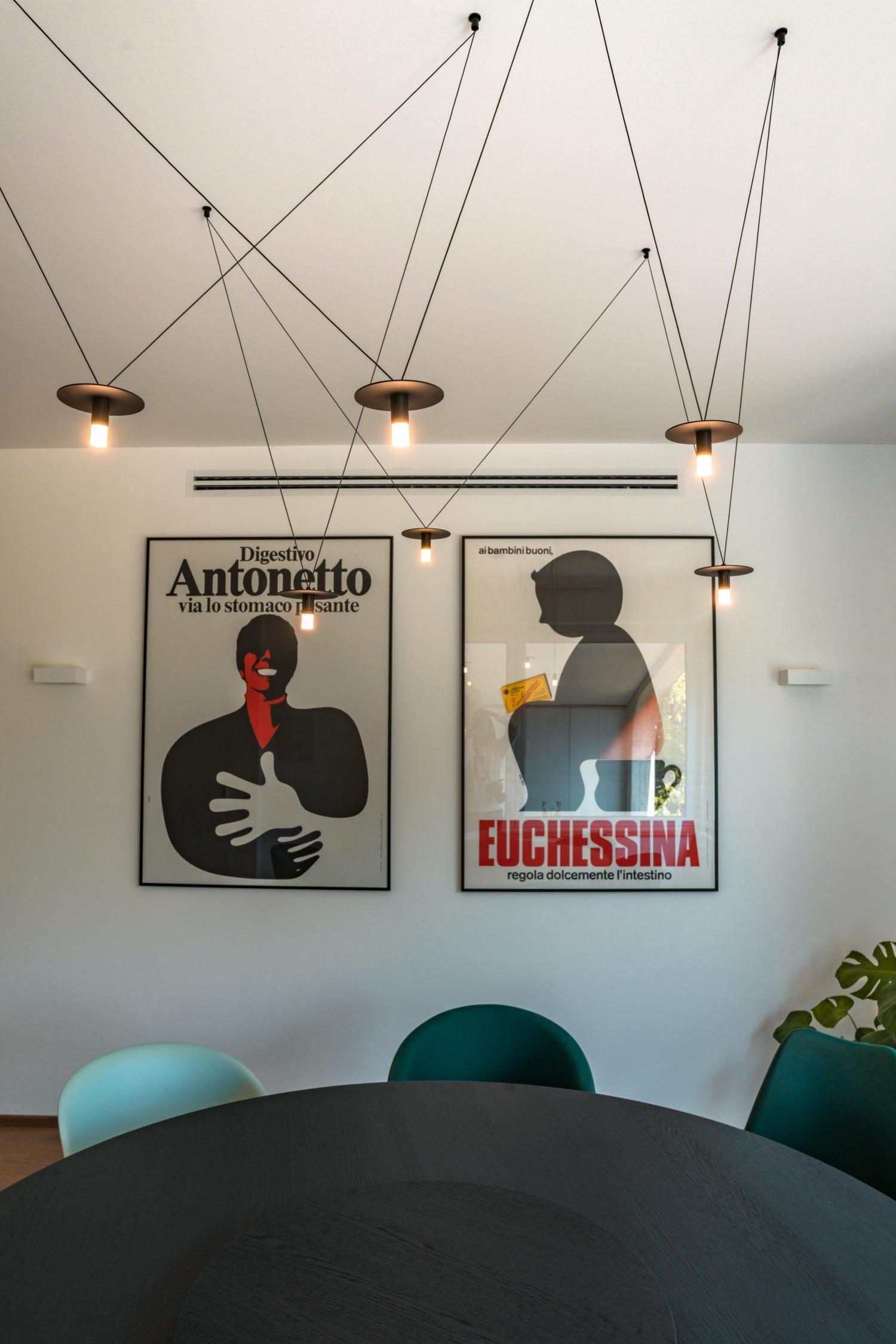 Lampadario nero minimal a 6 luci personalizzabili con diffusori per luce morbida in vendita 1