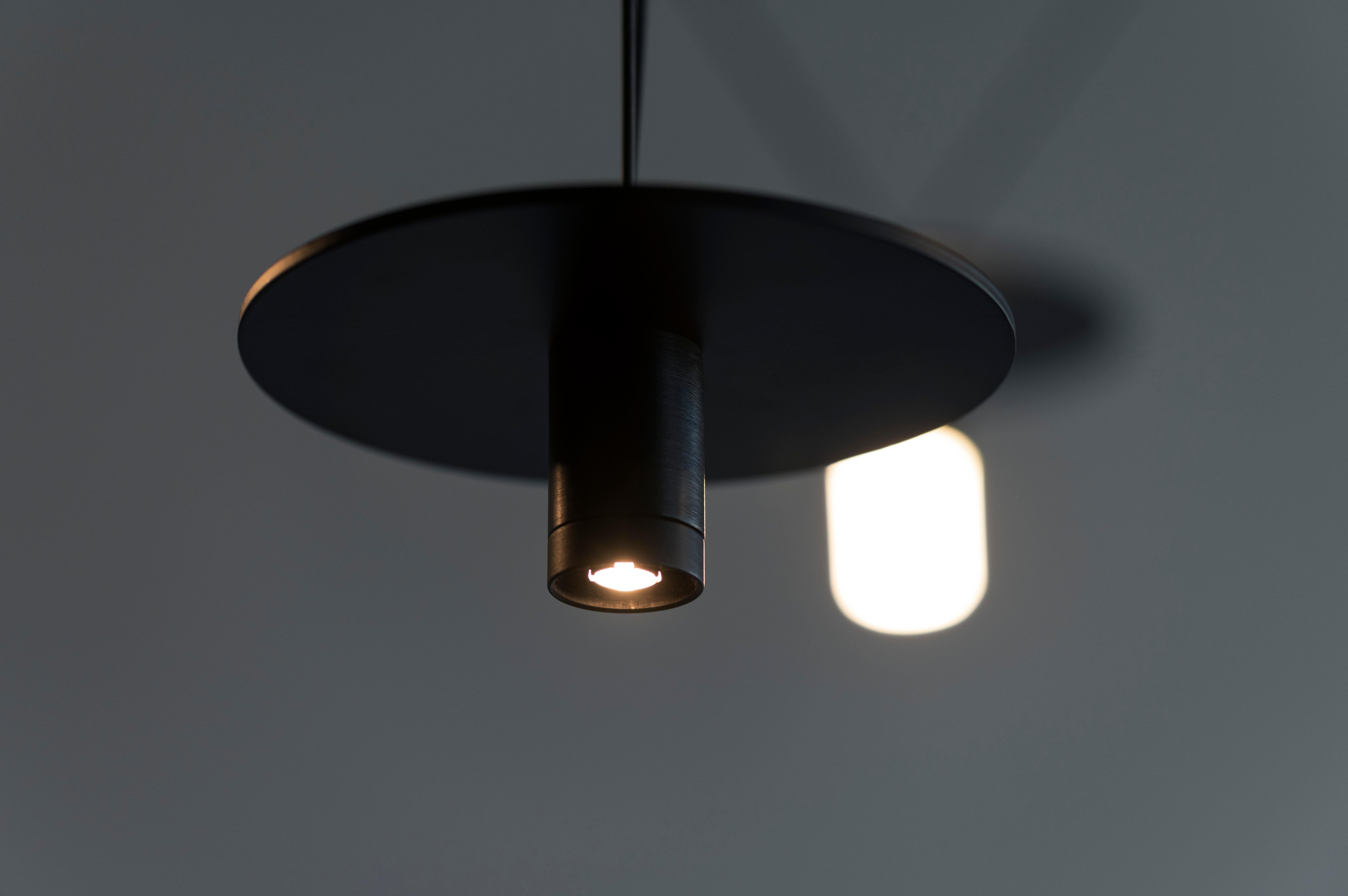 Tornito Lampadario nero minimal a 6 luci personalizzabili con luce puntuale in vendita