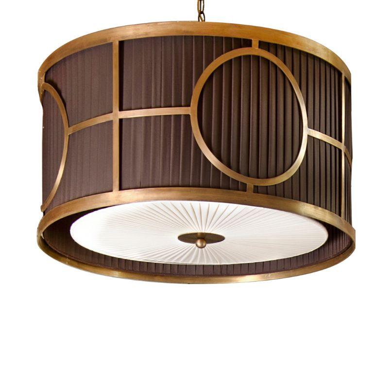 Migliora il tuo arredamento con il nostro squisito lampadario caratterizzato da una gabbia circolare in ottone e un paralume plissettato all'interno. Questo accattivante lampadario combina perfettamente un design moderno con un'eleganza senza tempo,
