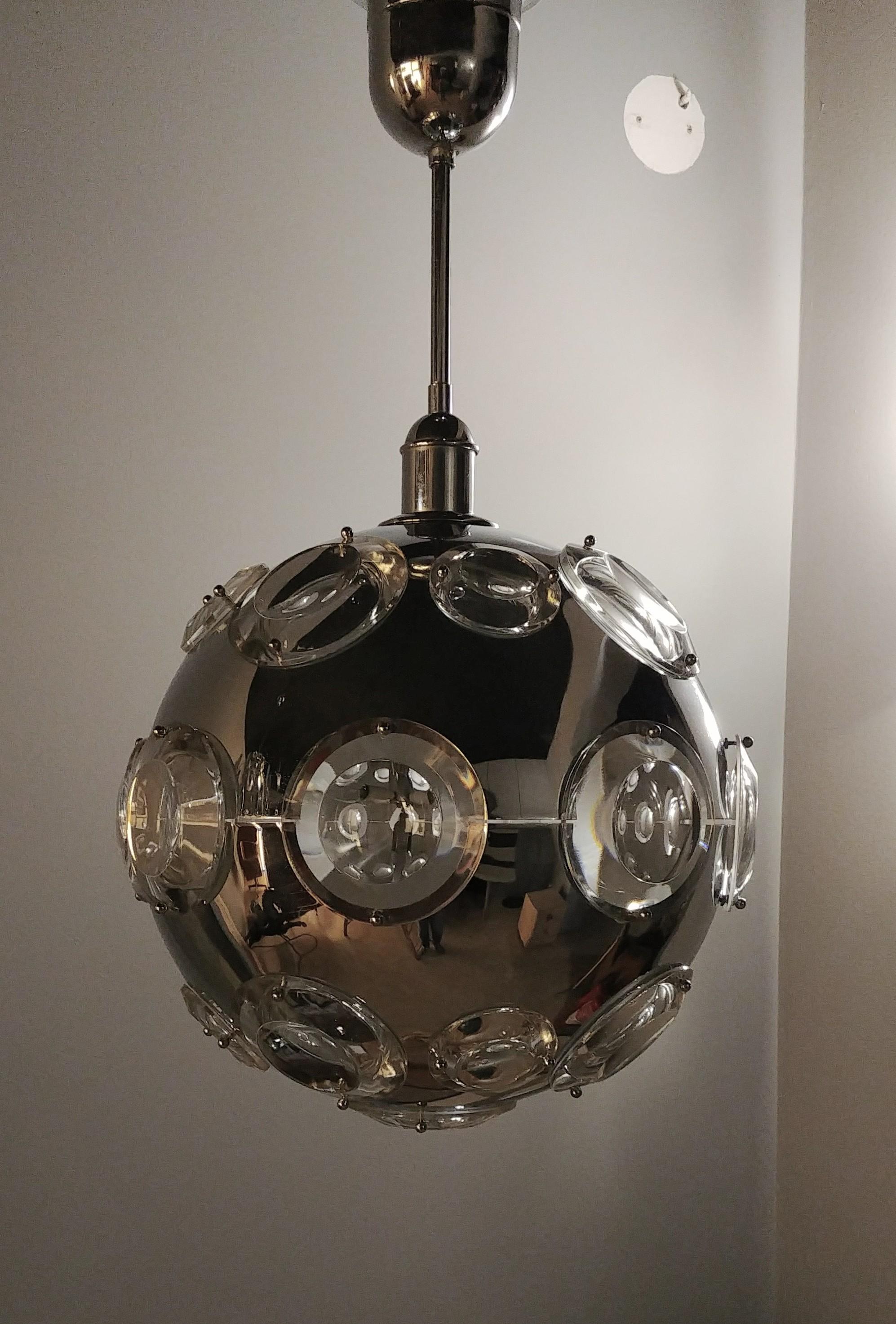 Fantastic sphere ceiling lamp at 5 lights, by the Italian designer O. Torlasco, from the 1960s. Chromed structure with two-dimensional beveled optical glass lenses, Italy.
 