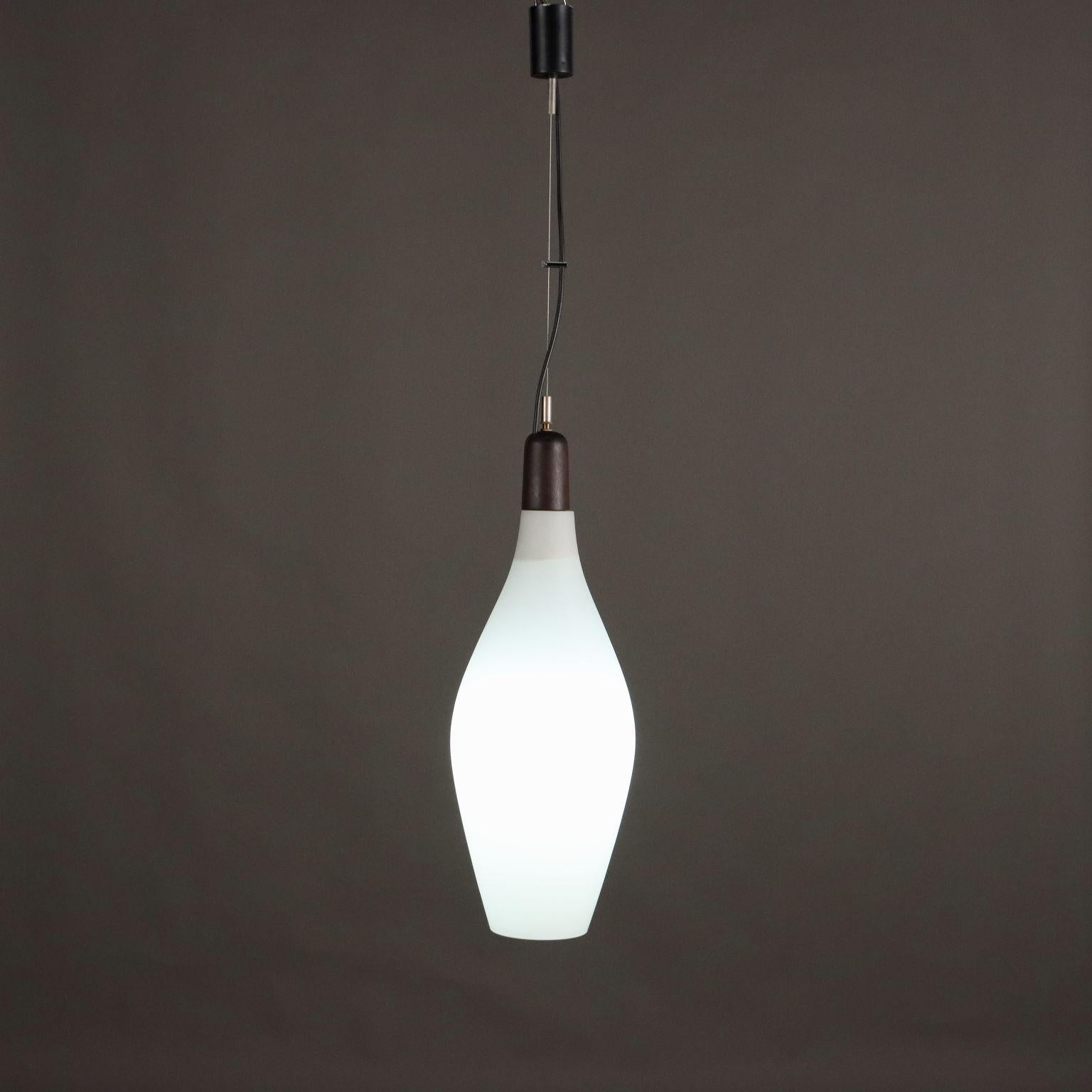 Lámpara de techo, madera de teca, difusor de cristal opalino. 