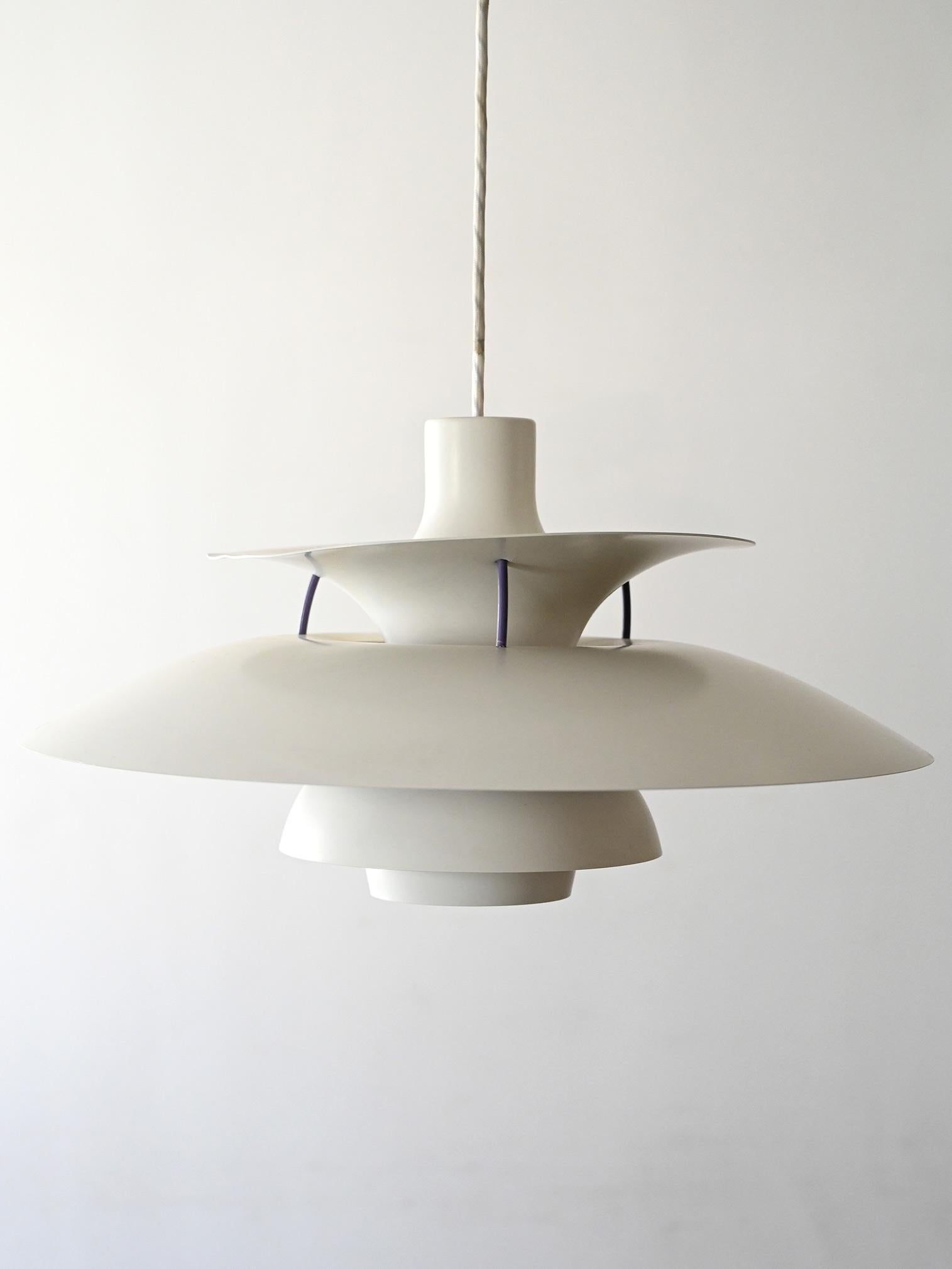 Diseñado por Poul Henningsen para Louis Poulsen, modelo PH 5 blanco con detalles morados. Dinamarca, años 60.

Icónica lámpara de araña PH 5 diseñada por Poul Henningsen para Louis Poulsen, producción danesa de los años 60. Fabricada en metal
