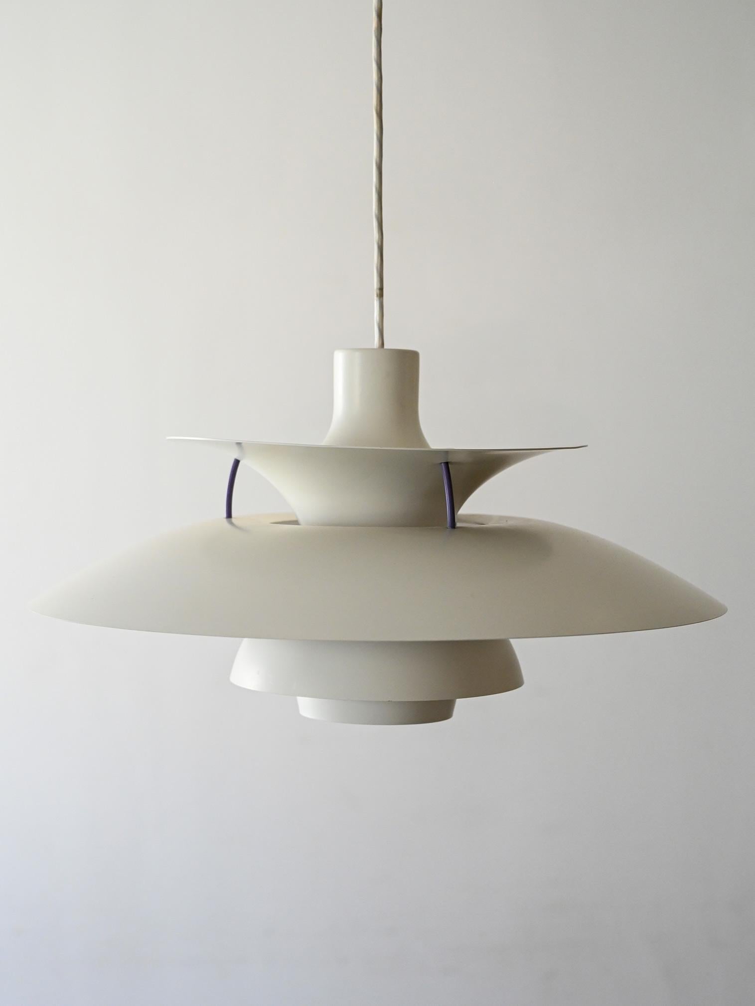 Diseñado por Poul Henningsen para Louis Poulsen, modelo PH 5 blanco con detalles morados. Dinamarca, años 60.

Icónica lámpara de araña PH 5 diseñada por Poul Henningsen para Louis Poulsen, producción danesa de los años 60. Fabricada en metal