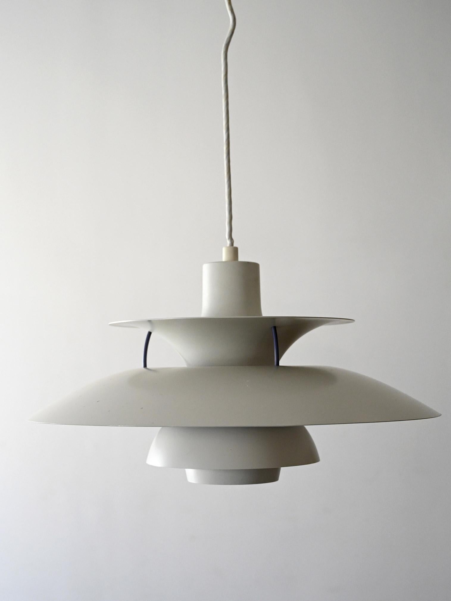 Disegnato da Poul Henningsen per Louis Poulsen, modello PH 5 bianco con dettagli viola. Danimarca, anni '60.

Iconico lampadario PH 5 disegnato da Poul Henningsen per Louis Poulsen, produzione danese anni '60. Realizzato in metallo verniciato