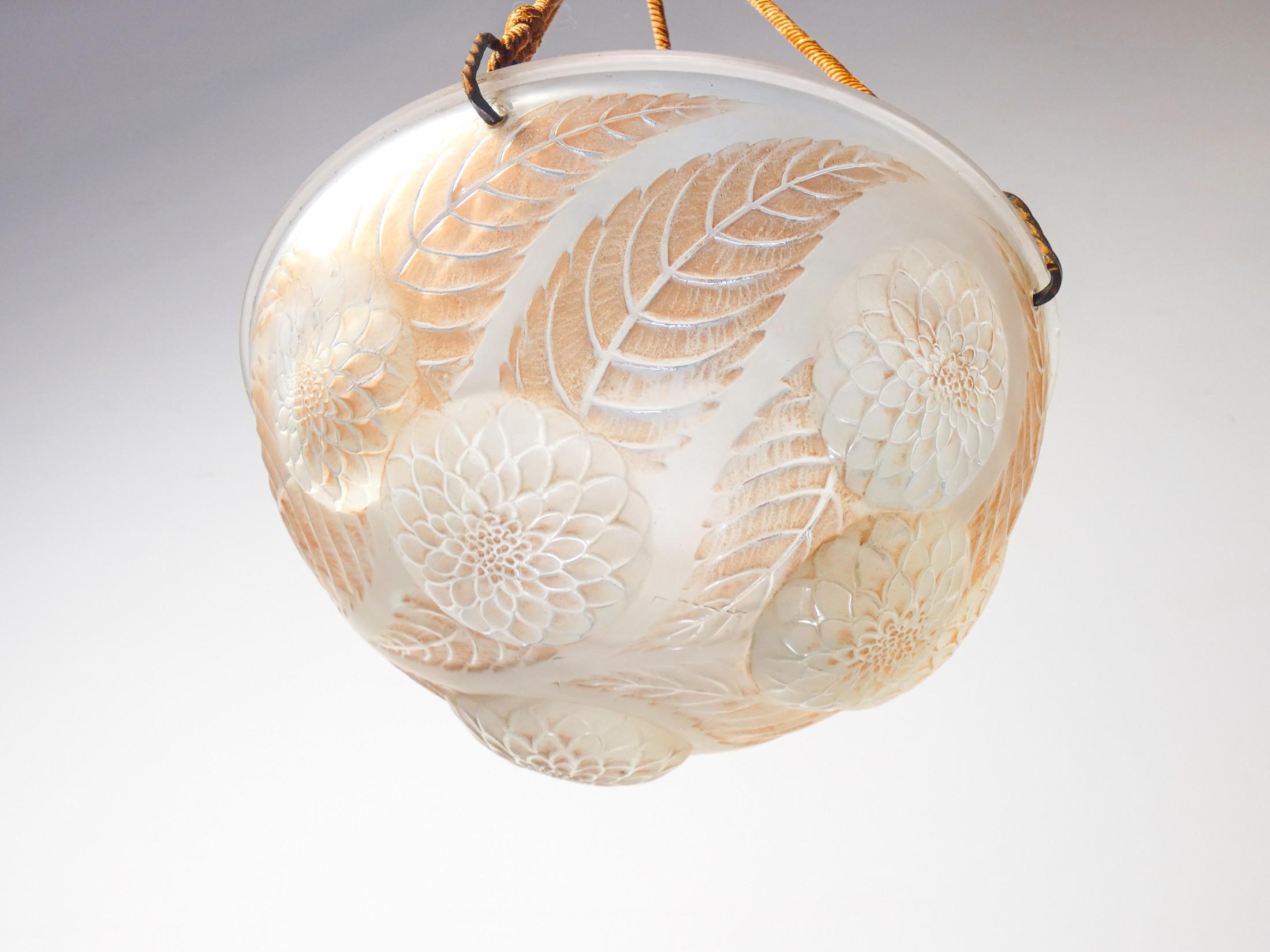 Dahlias 2459 ceiling light chandelier designed by René LALIQUE (1860-1945). France In Excellent Condition For Sale In Torino, IT