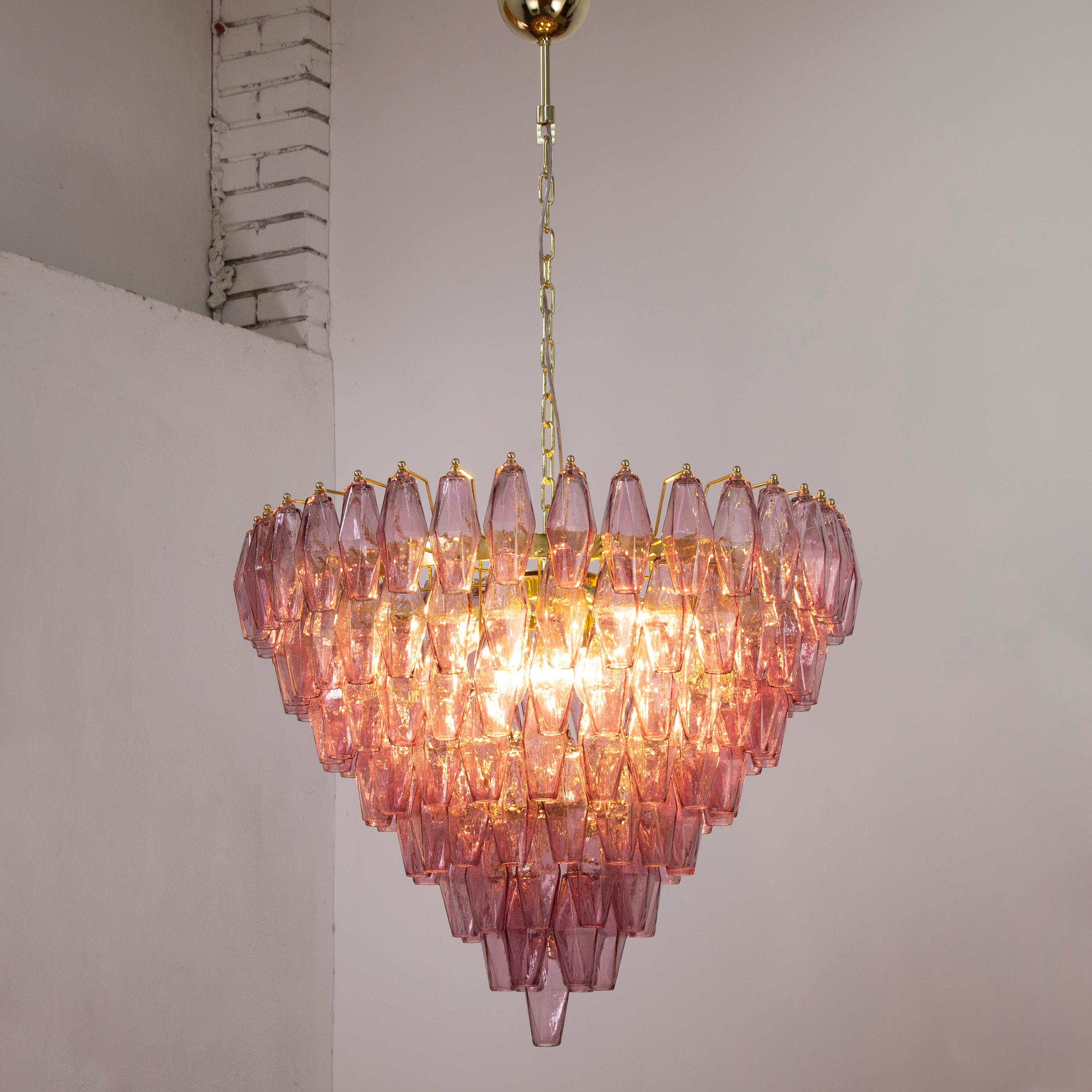 Grande lampe en verre de Murano aux couleurs polies, inspirée du style italien du milieu du siècle dernier.

Directement à partir de l'écran :
Nous ne sommes pas de simples fournisseurs, mais des producteurs directs ! Situées à proximité de Venise,