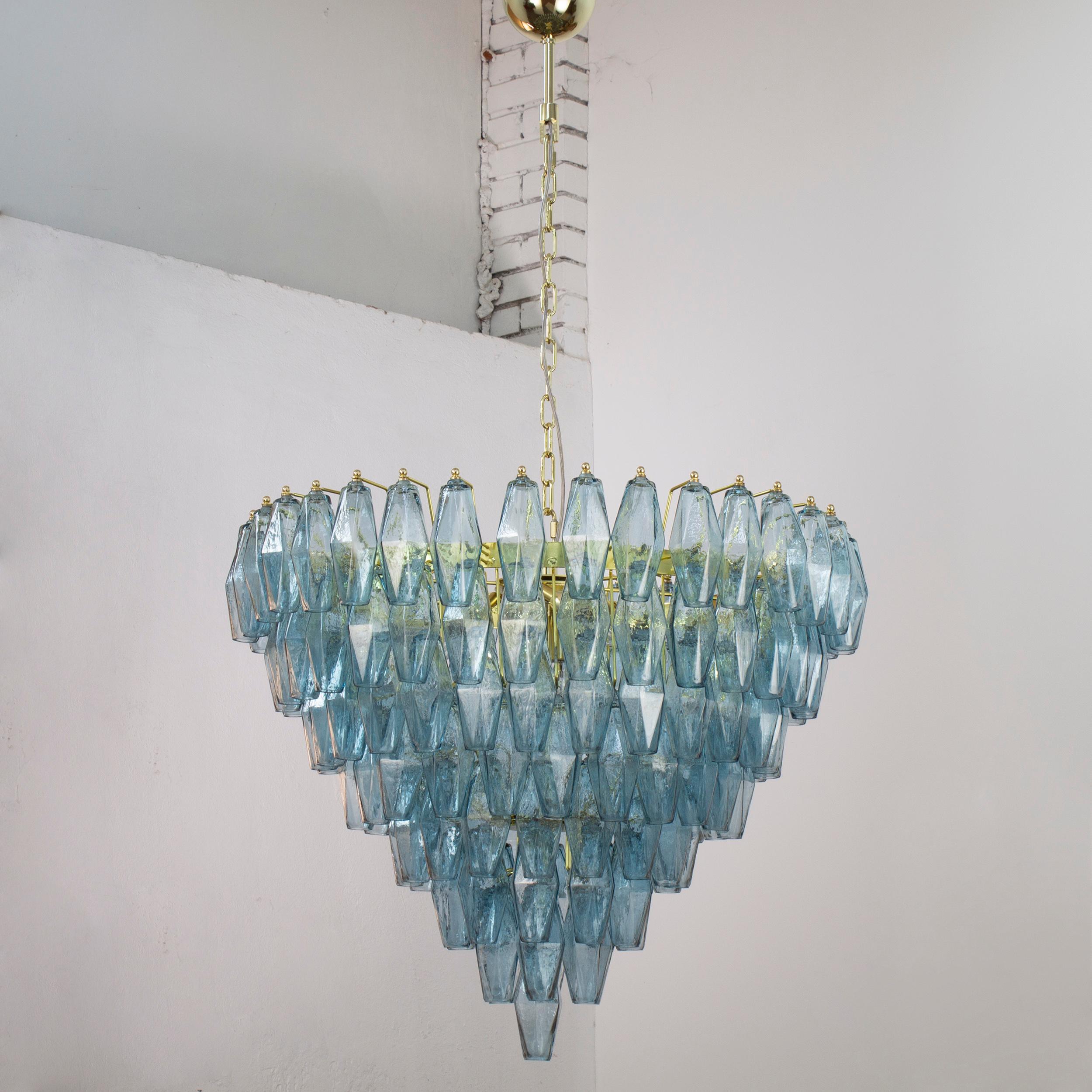 Grande lampadario con poliedri colore blu avio in vetro di Murano ispirato al mid-century italiano

Direttamente dalla fonte:
Non siamo semplici rivenditori, ma produttori diretti! Situate vicino a Venezia, nel cuore dell'industria vetraria di