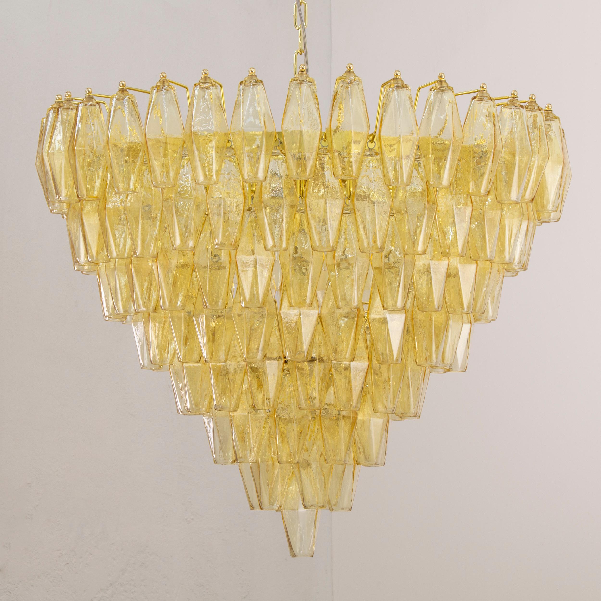 Italian Lampadario poliedri giallo in vetro di Murano ispirato al mid-century italiano For Sale