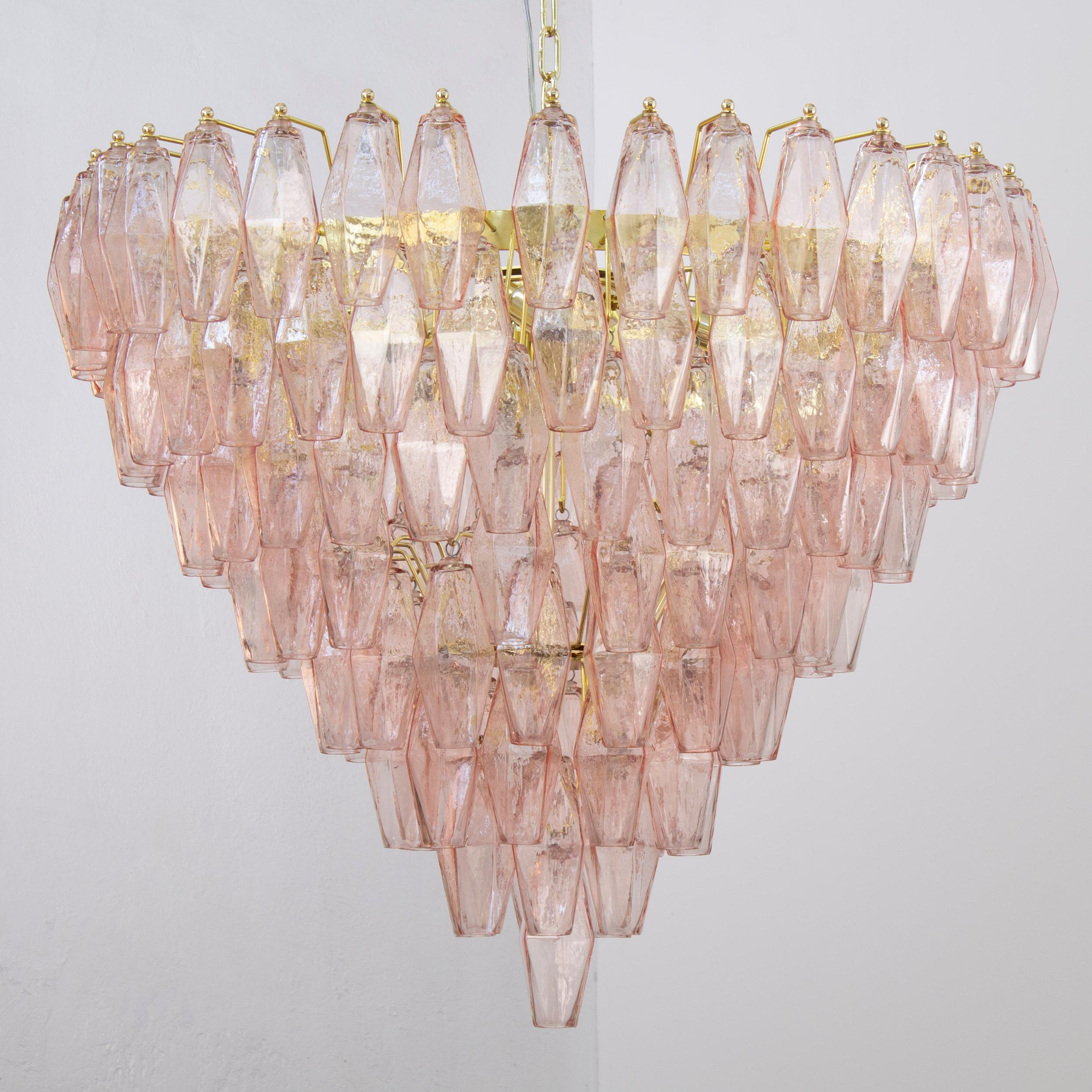 Lampadario poliedri rosa in vetro di Murano ispirato al mid-century italiano In New Condition For Sale In Trebaseleghe, IT