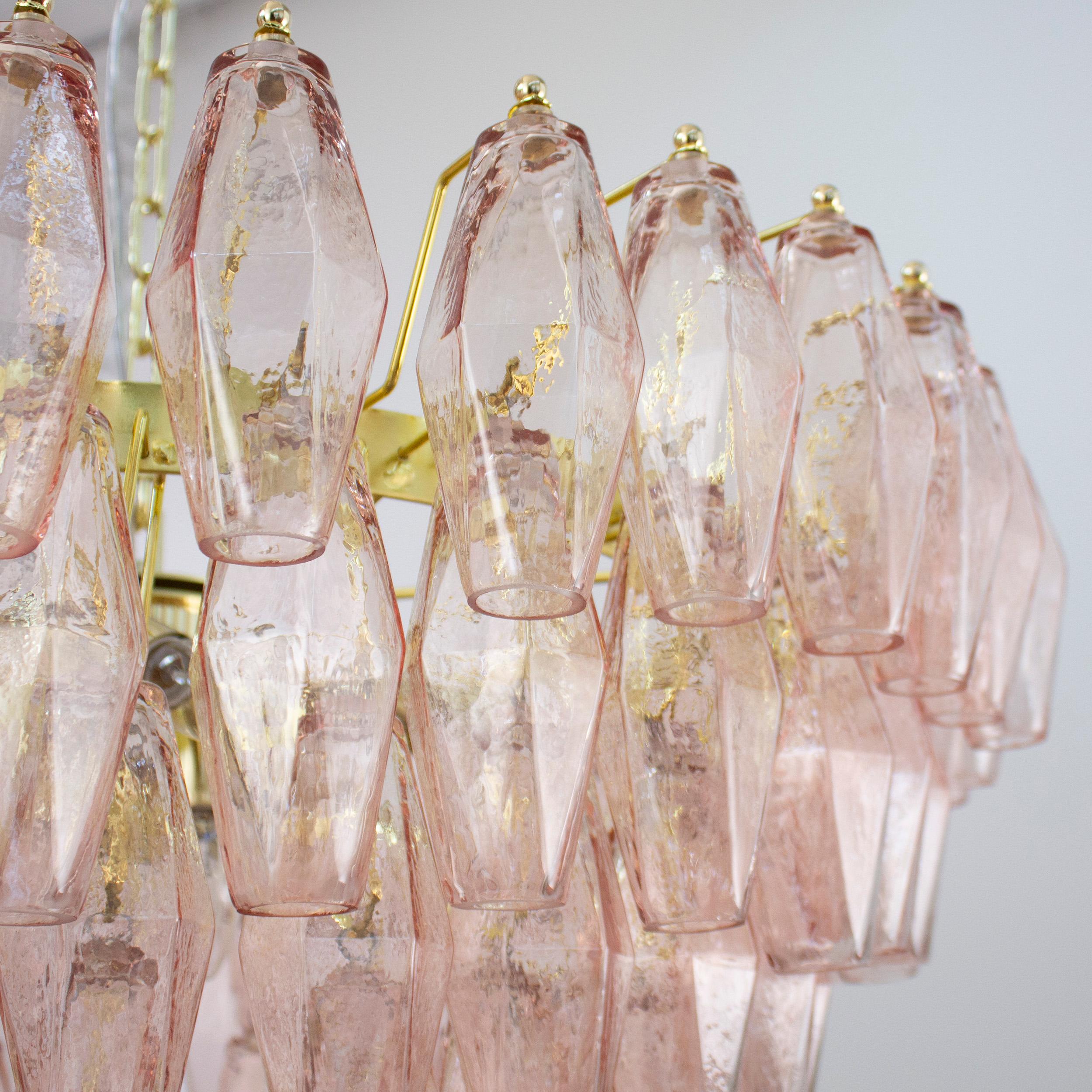 Blown Glass Lampadario poliedri rosa in vetro di Murano ispirato al mid-century italiano For Sale