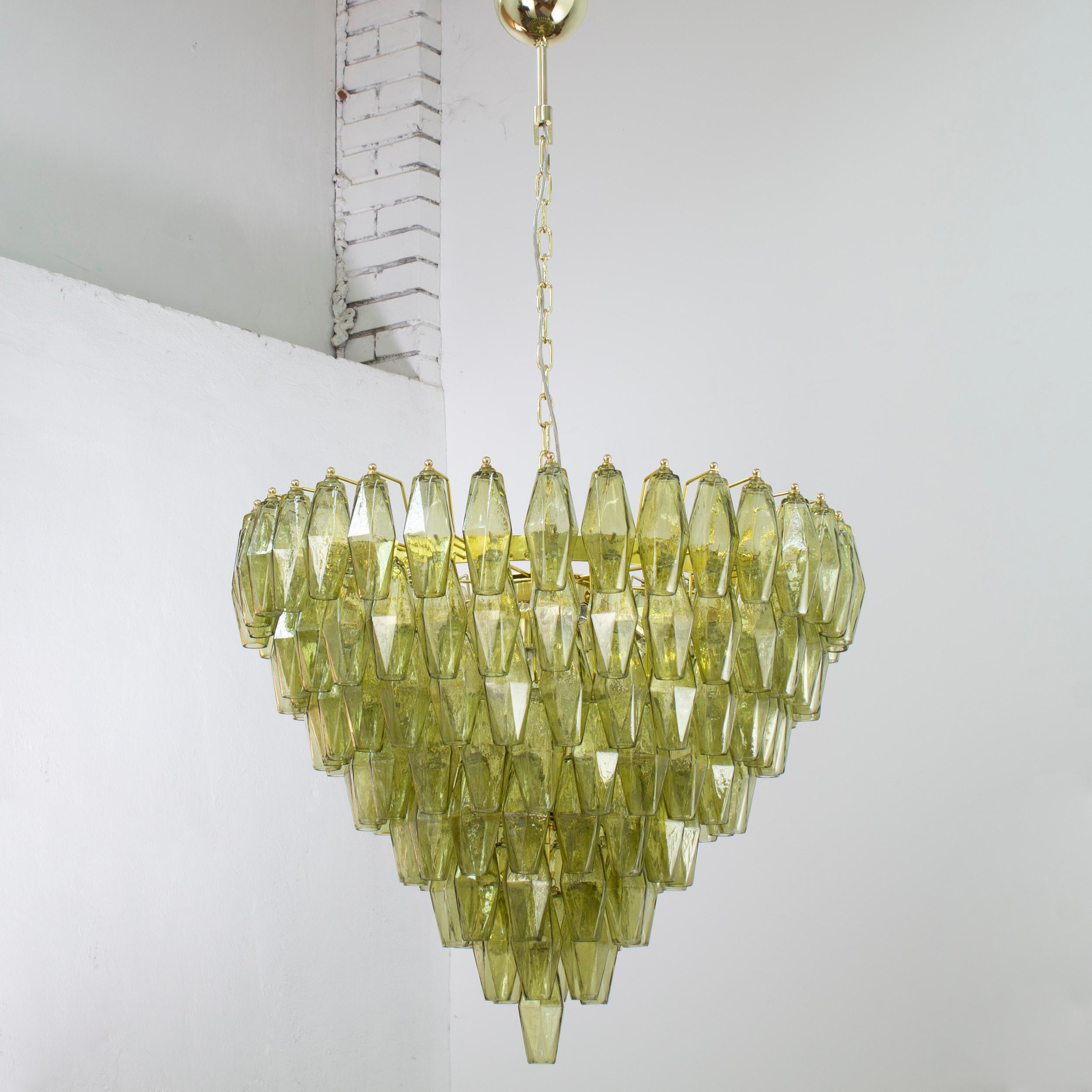 Grande lampe en verre de Murano, couleur verte, inspirée du style italien du milieu du siècle dernier.

Directement à partir de l'écran :
Nous ne sommes pas de simples fournisseurs, mais des producteurs directs ! Situées à proximité de Venise, au