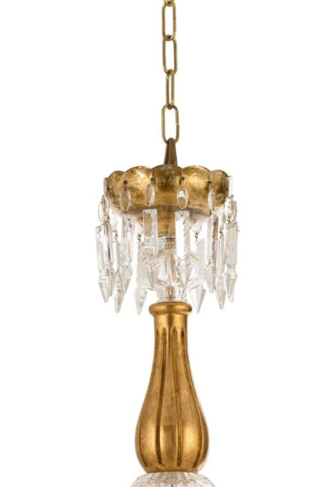Porta l'eleganza classica nella tua casa con questo lampadario a 6 luci. La sua struttura in bronzo e cristallo aggiunge un tocco di lusso e raffinatezza a qualsiasi ambiente. Illumina il tuo spazio con stile e sofisticazione grazie a questo